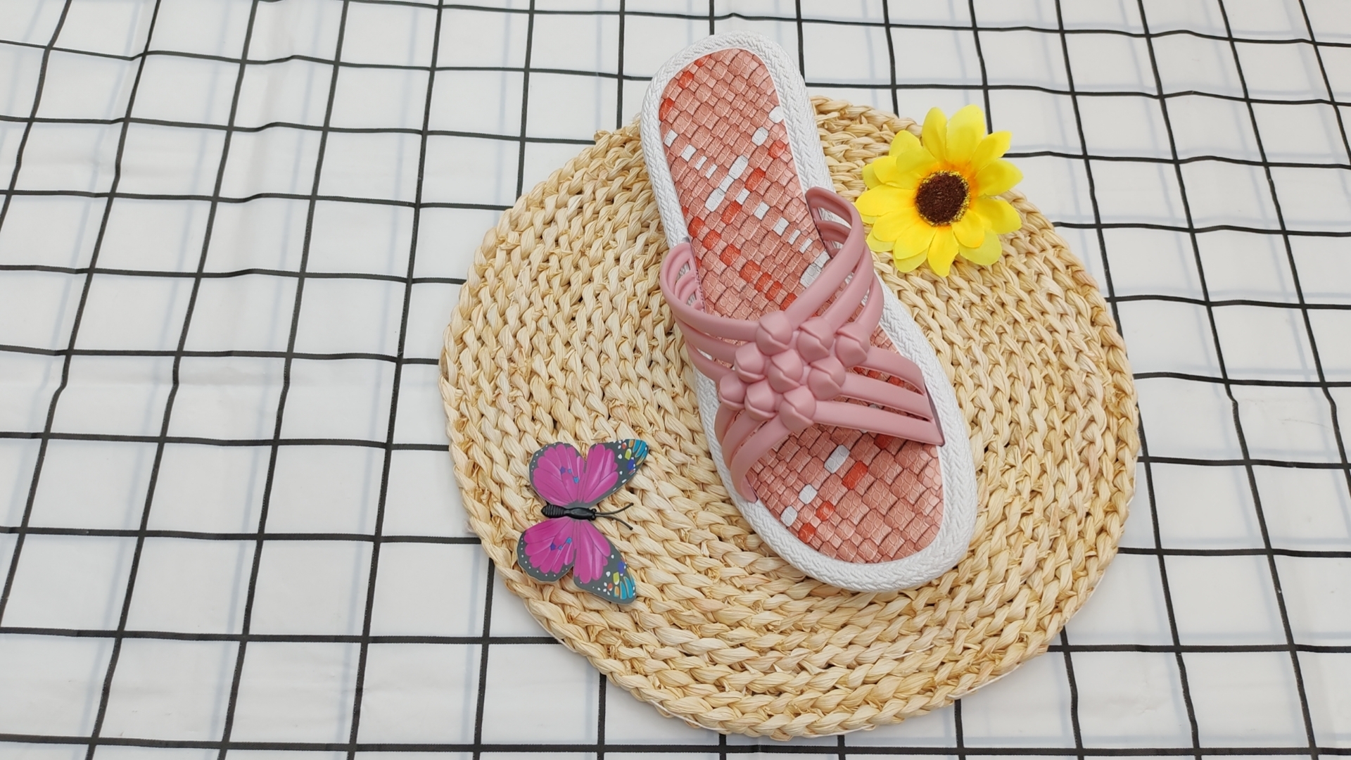 Summer fashionable and casual outerwear flip-flops Application Scenario