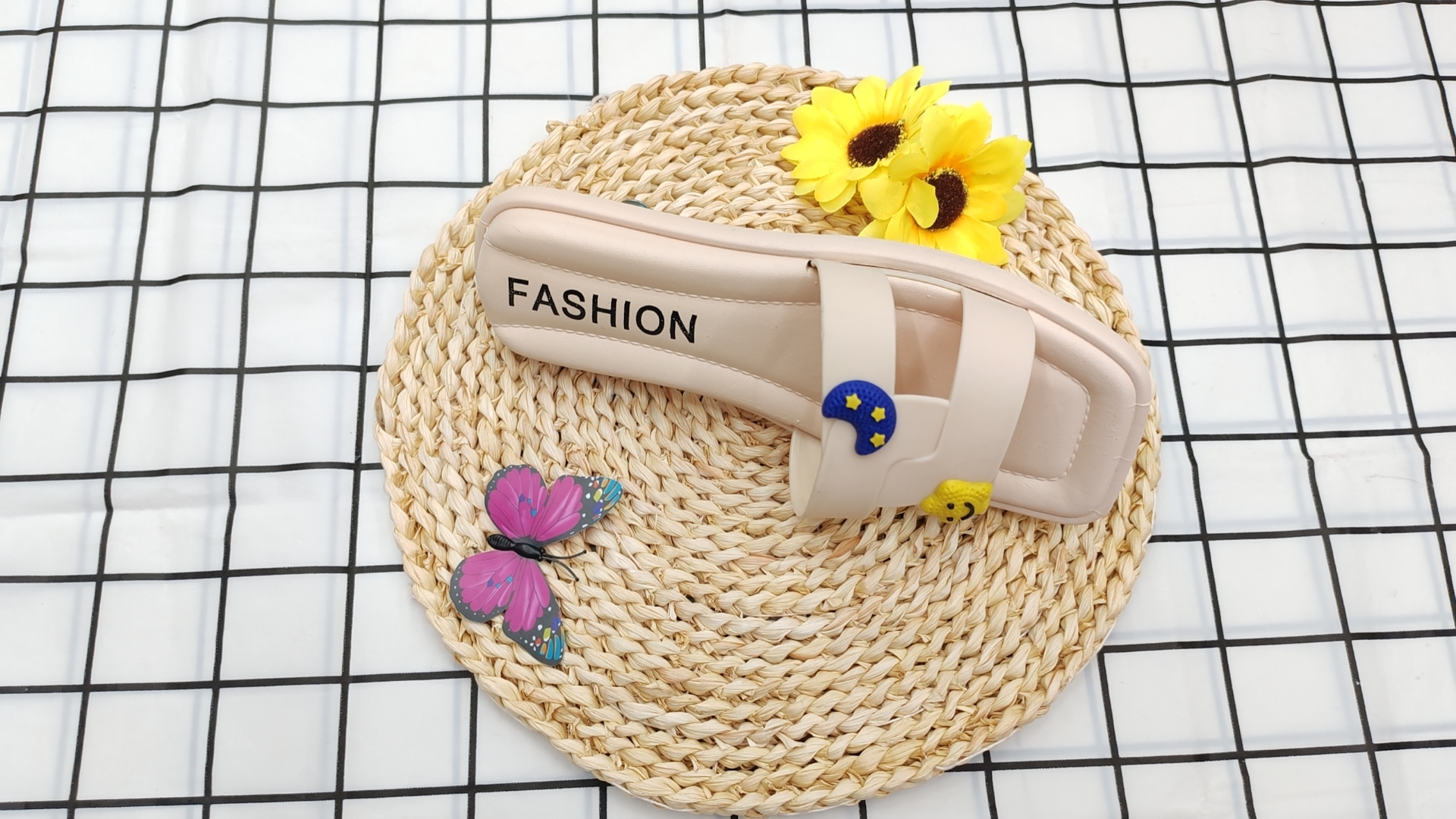 Soft soled slippers for women, summer comfort Application Scenario