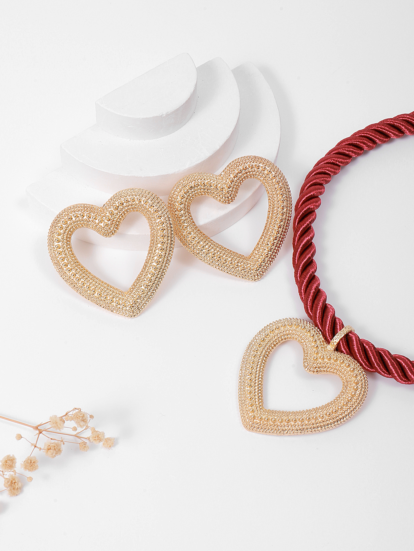 A new summer creative heart-shaped pendant necklace from Europe and America, with a simple beach style and versatile heart-shaped ladies' necklace Application Scenario