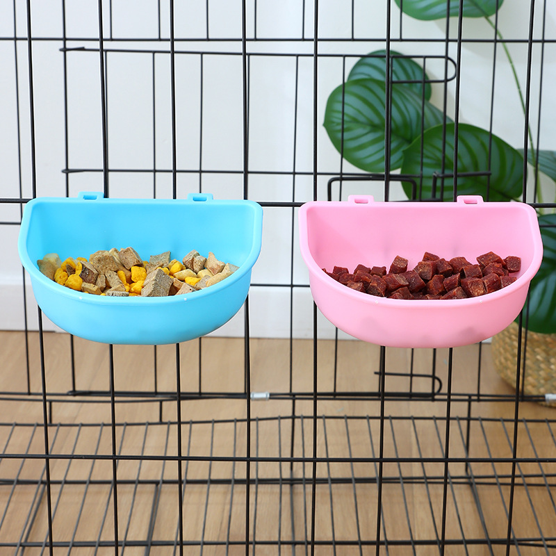 The hanging bowl in the aviation box can be used to hang dog cages, dog bowls, cat bowls, food bowls, feeding bowls and pet food utensils