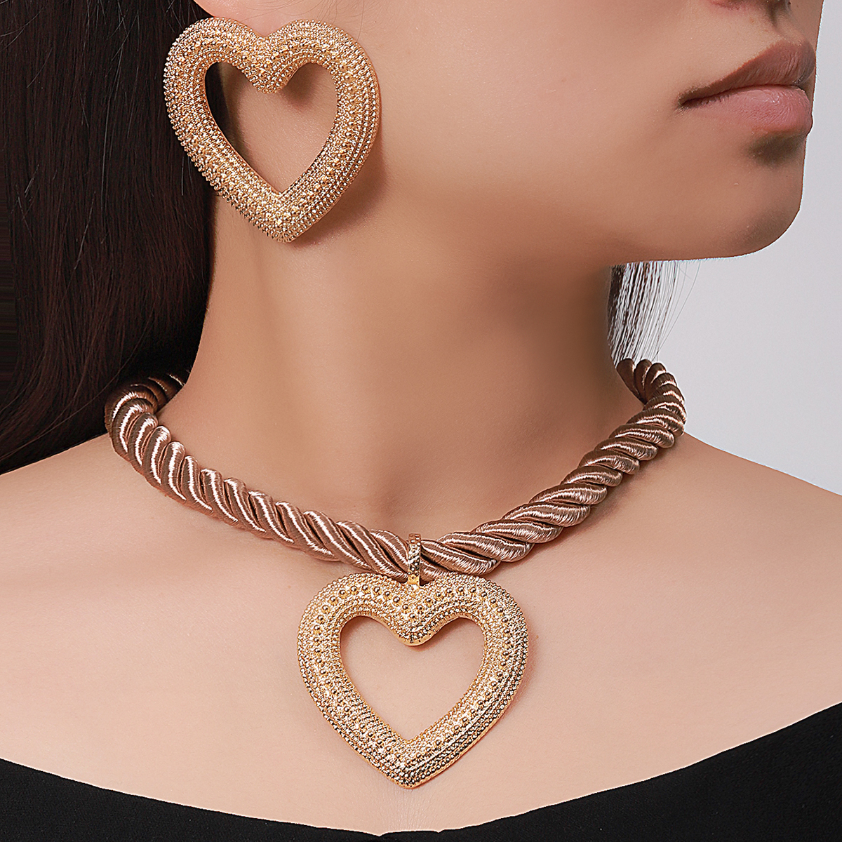 A new summer creative heart-shaped pendant necklace from Europe and America, with a simple beach style and versatile heart-shaped ladies' necklace Item Picture