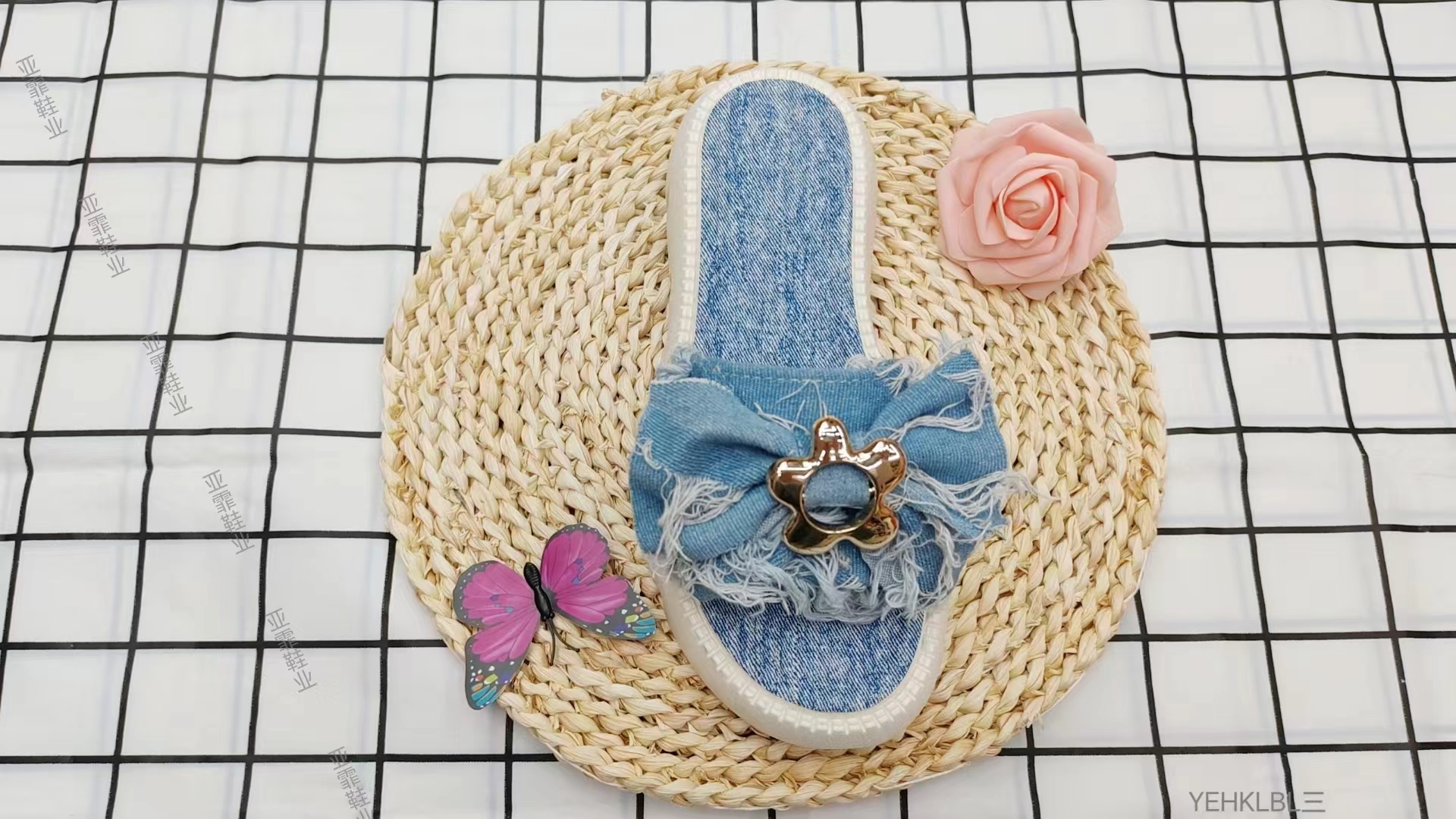 Wear thick-soled bow-shaped flip-flops outside in summer