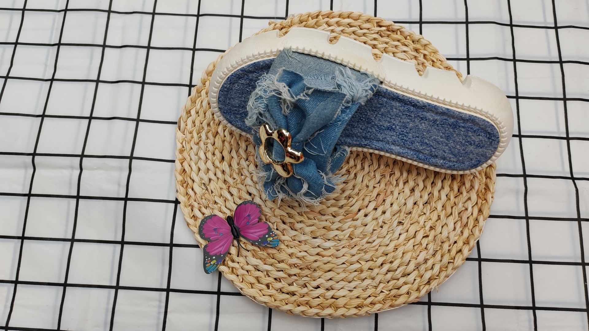 Wear thick-soled bow-shaped flip-flops outside in summer Application Scenario