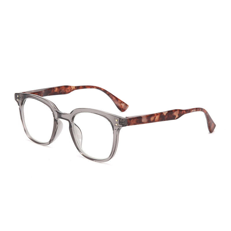 Fashionable cross-border spring-leg full-frame reading glasses with AC plates, square frame rivets and dot patterns, elderly reading glasses Application Scenario