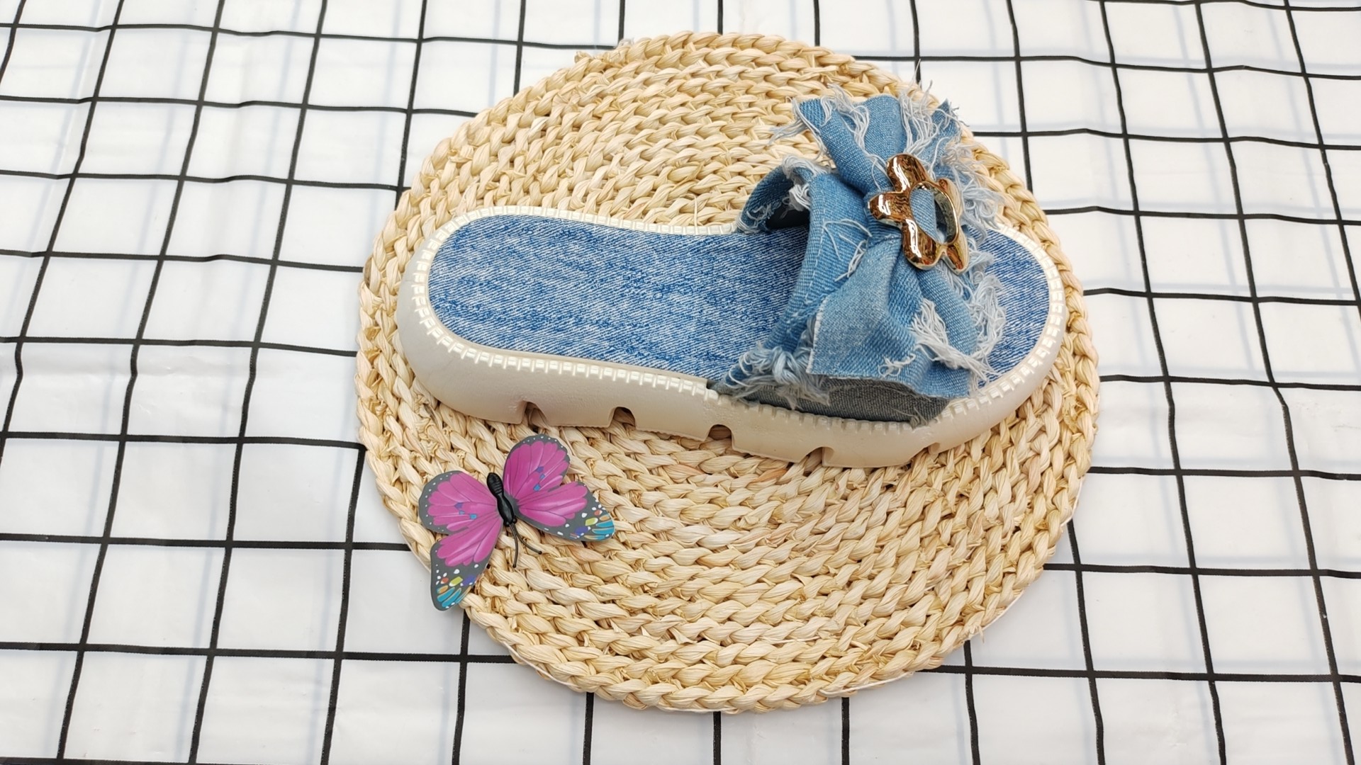 Wear thick-soled bow-shaped flip-flops outside in summer details Picture