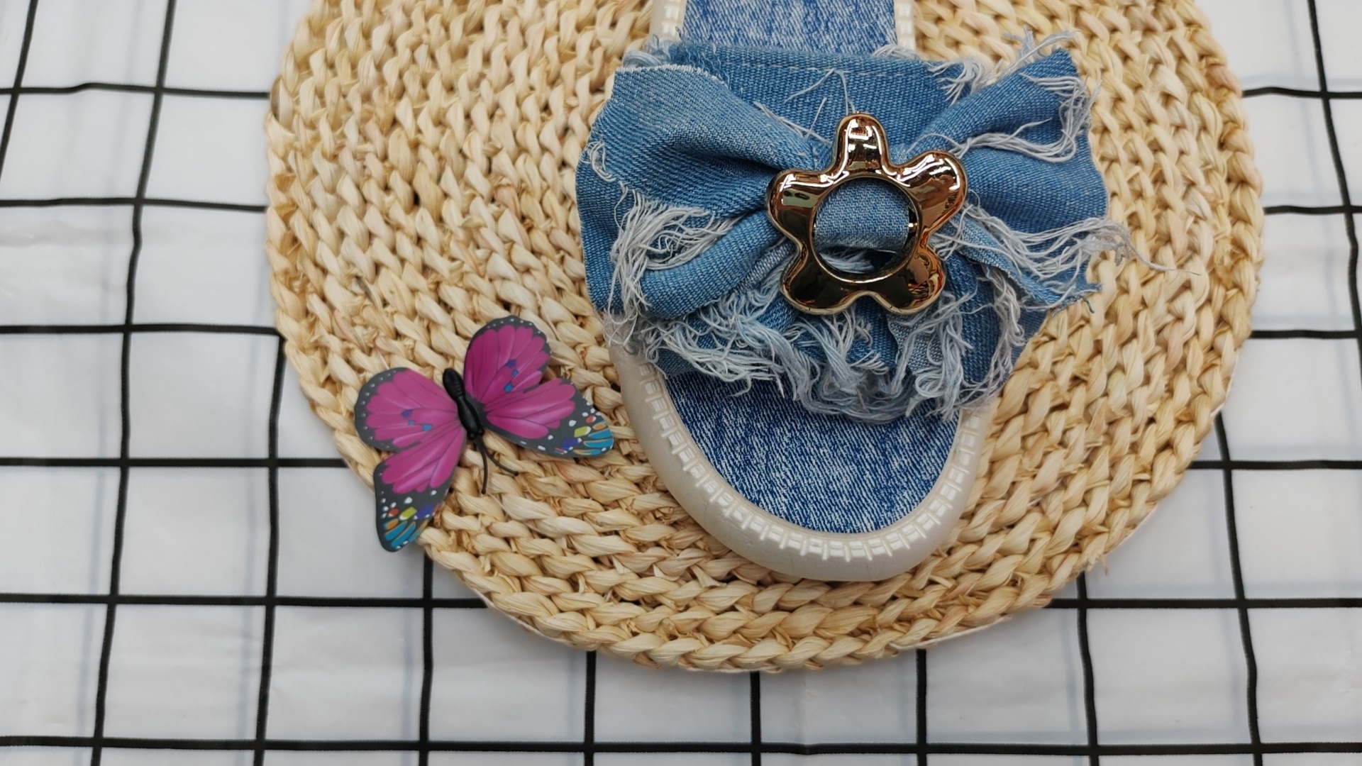 Wear thick-soled bow-shaped flip-flops outside in summer Specification image