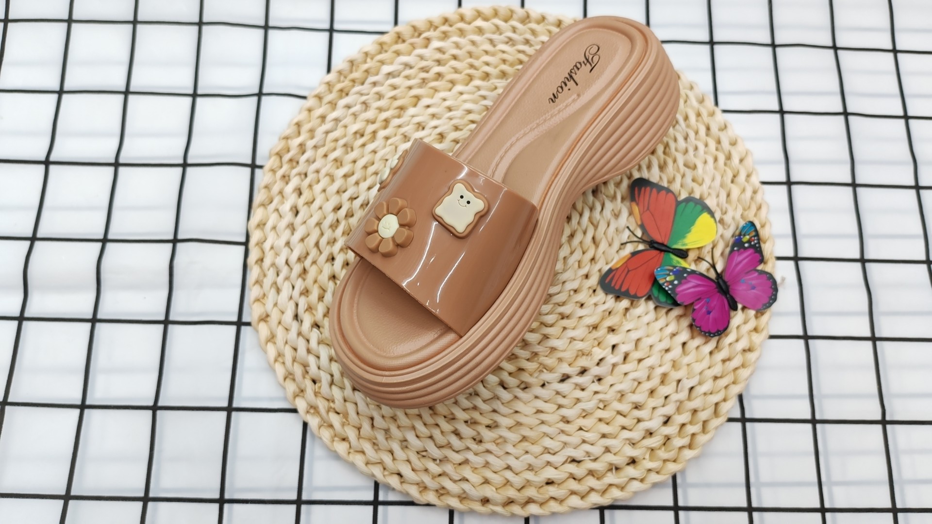 Thick-soled high-end cool slippers are casual summer outerwear slippers Item Picture