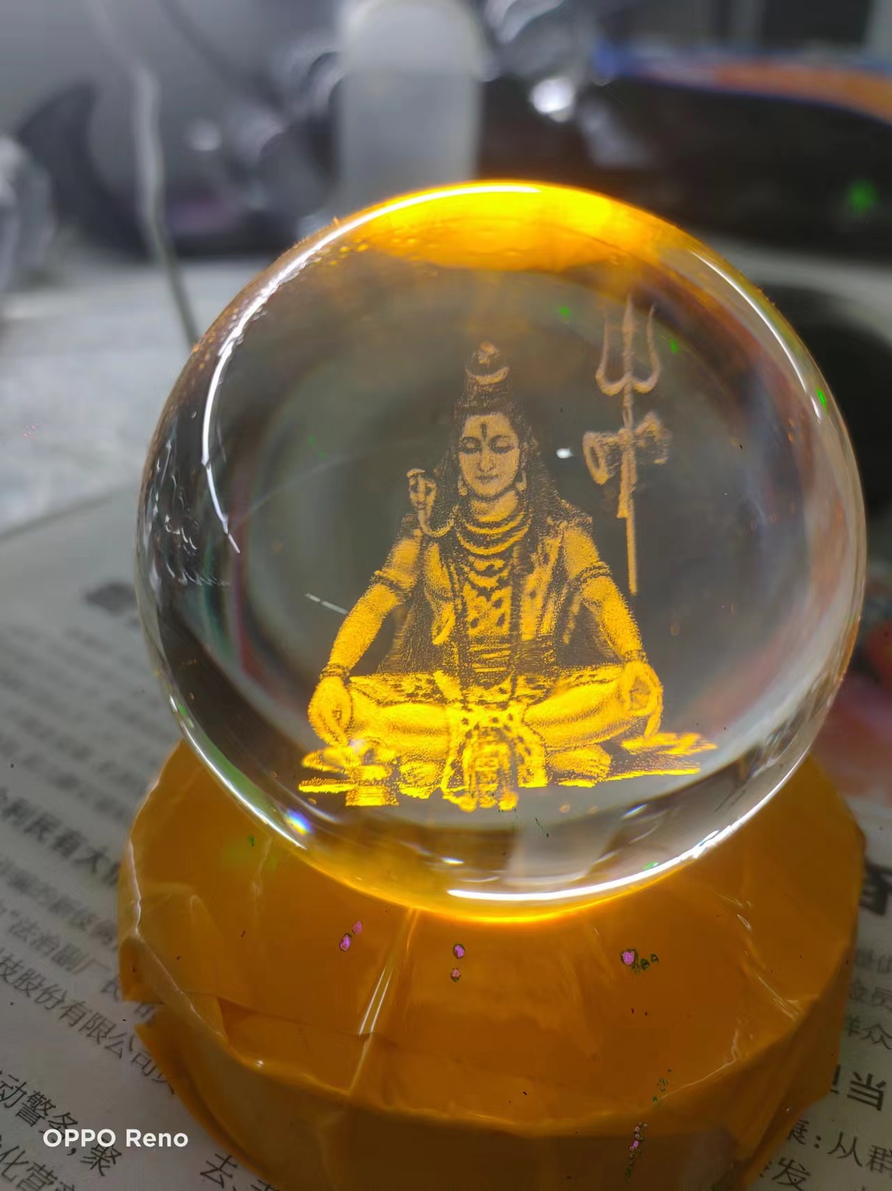 80号水晶球内雕印度佛像暖白灯，彩色灯水晶球