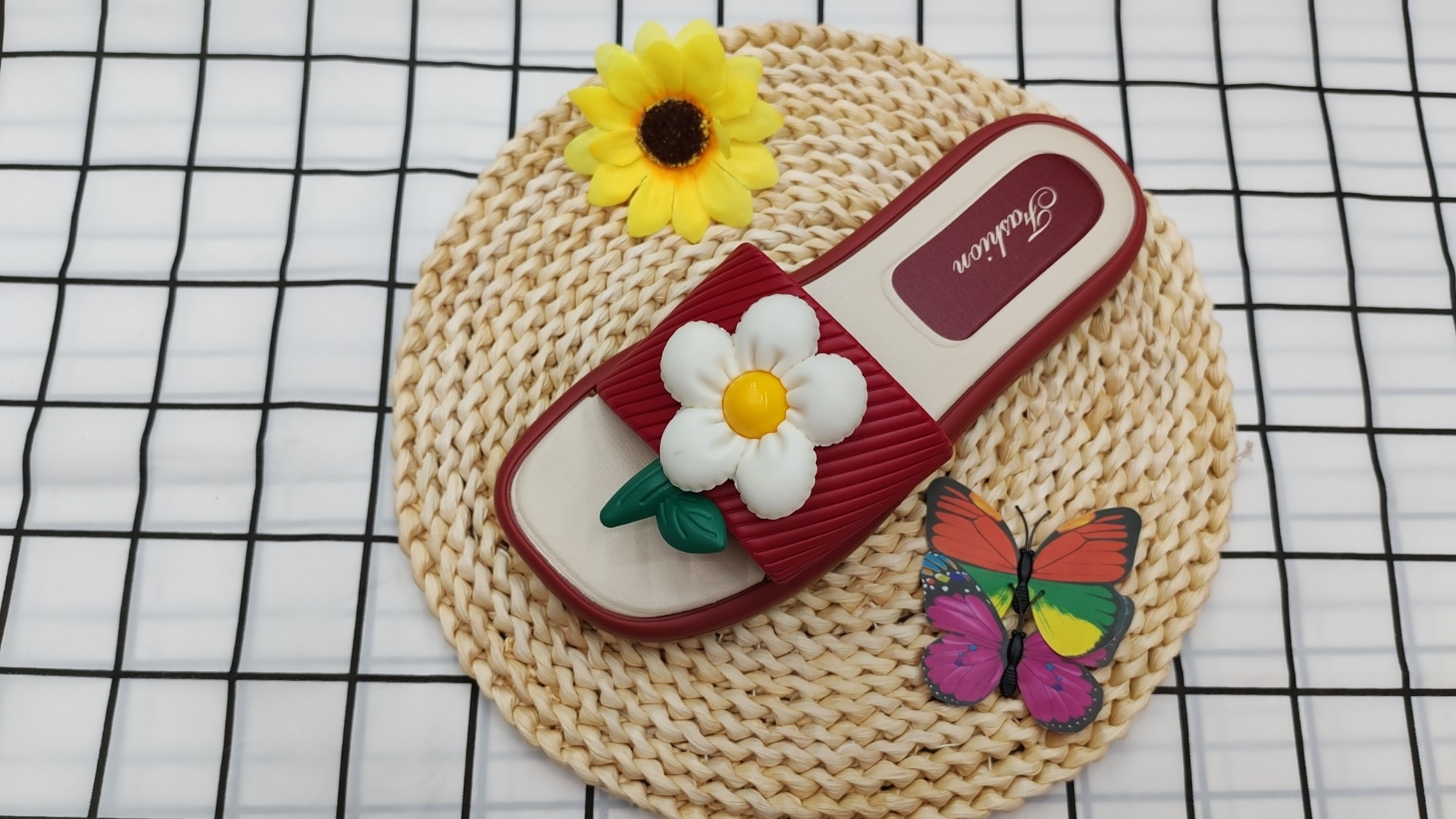 New summer stylish and versatile flip-flops with small flowers Application Scenario