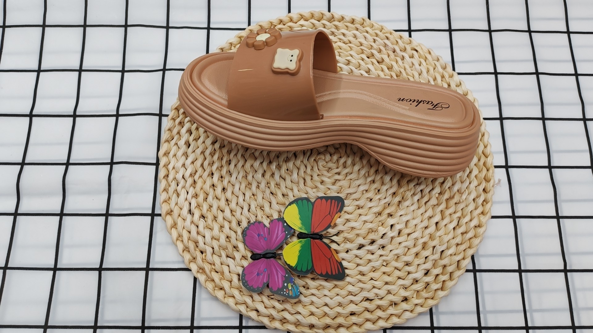 Thick-soled high-end cool slippers are casual summer outerwear slippers Application Scenario