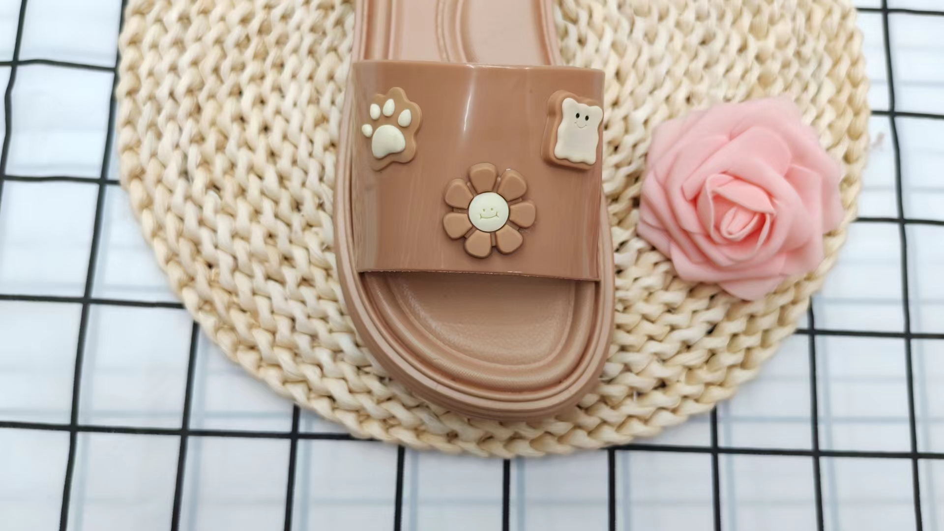 Thick-soled high-end cool slippers are casual summer outerwear slippers Specification image