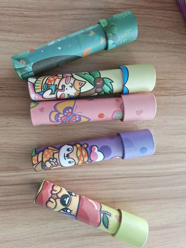 The old children's kaleidoscope of toys Application Scenario