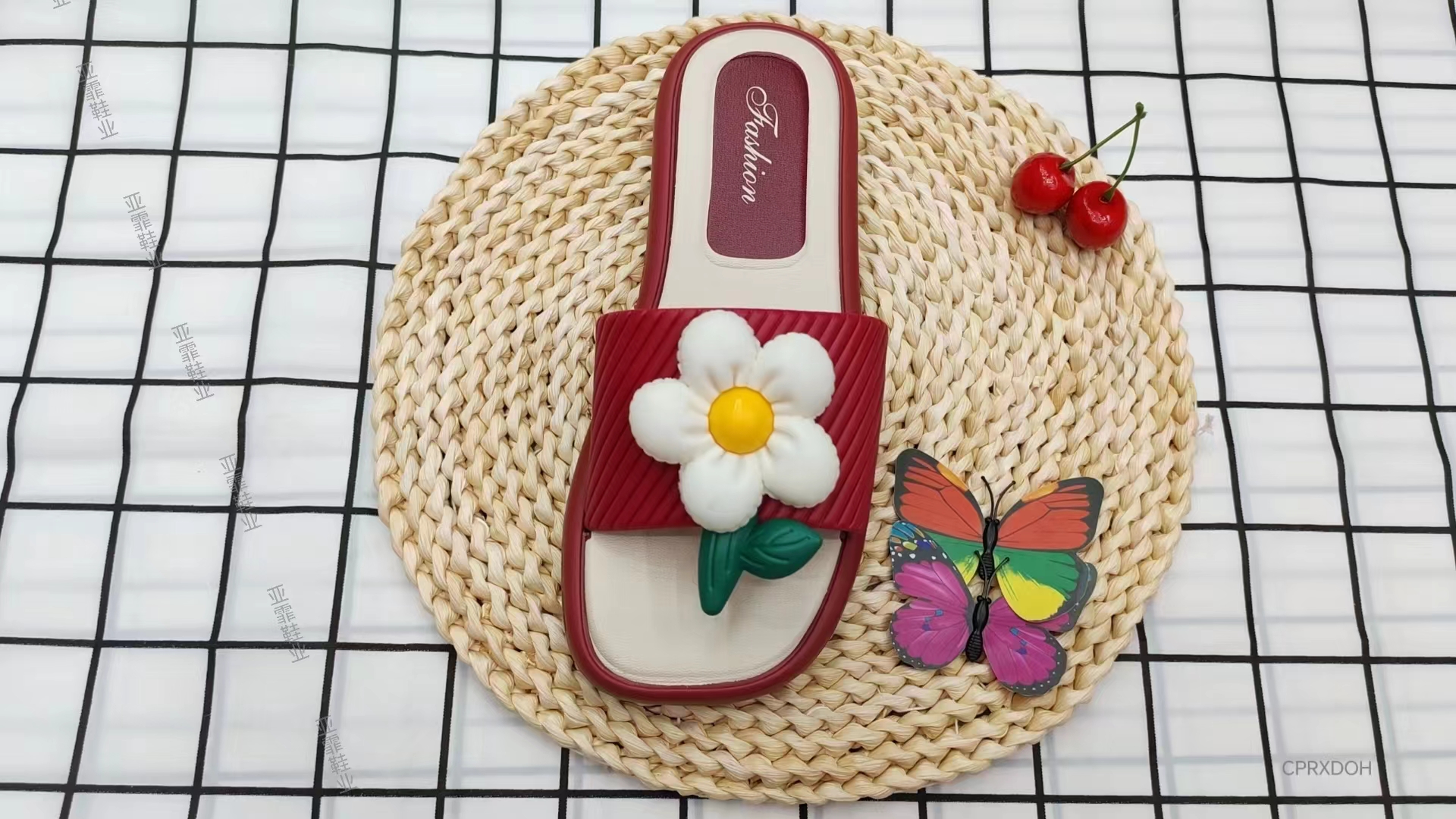 New summer stylish and versatile flip-flops with small flowers