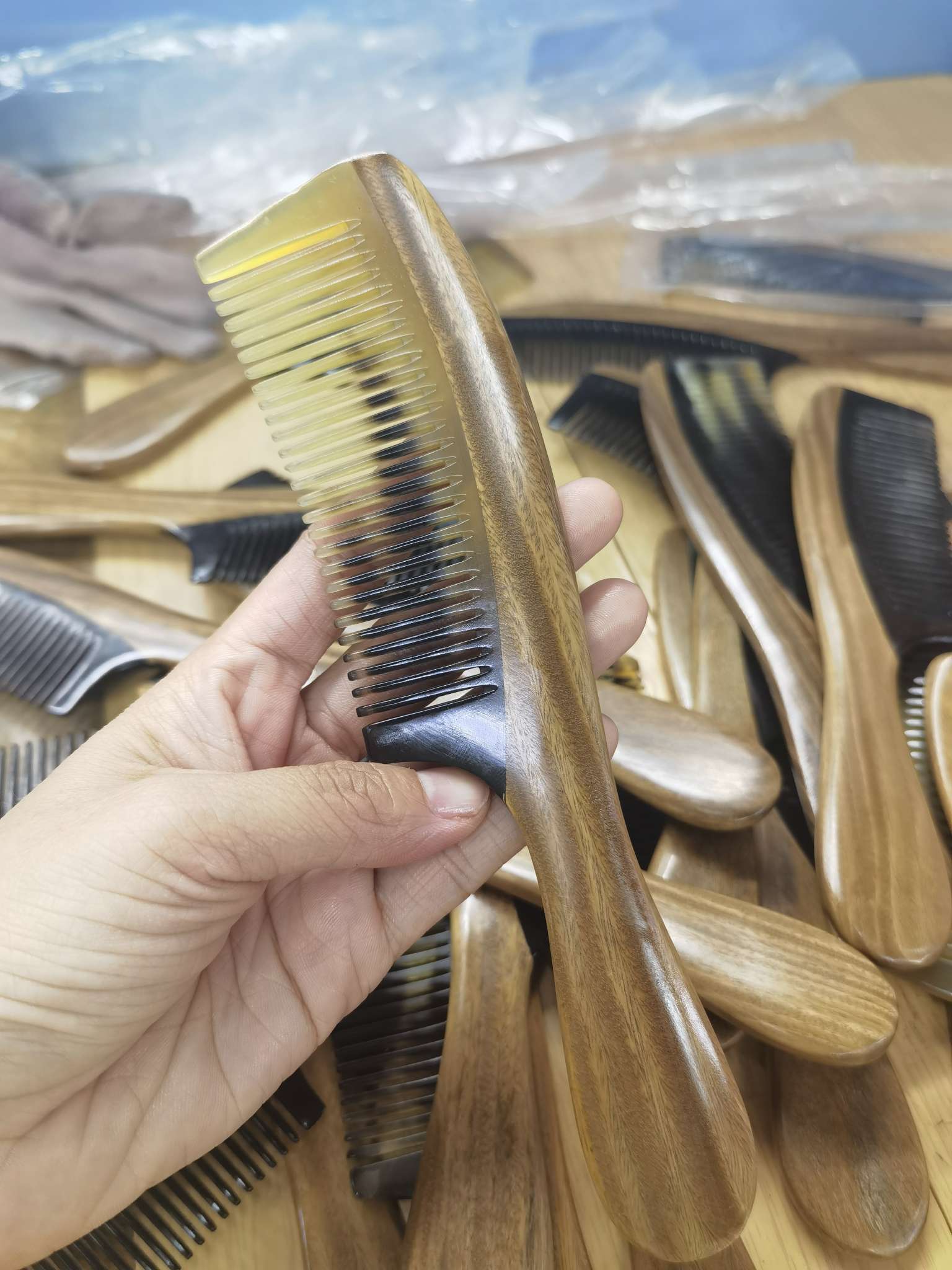 天然绿檀牛角合木梳绿檀月亮梳绿檀把手梳20公分手把梳15公分月型梳正宗黑牛角绿檀拼接梳经典款式景区热卖梳子木梳详情图6