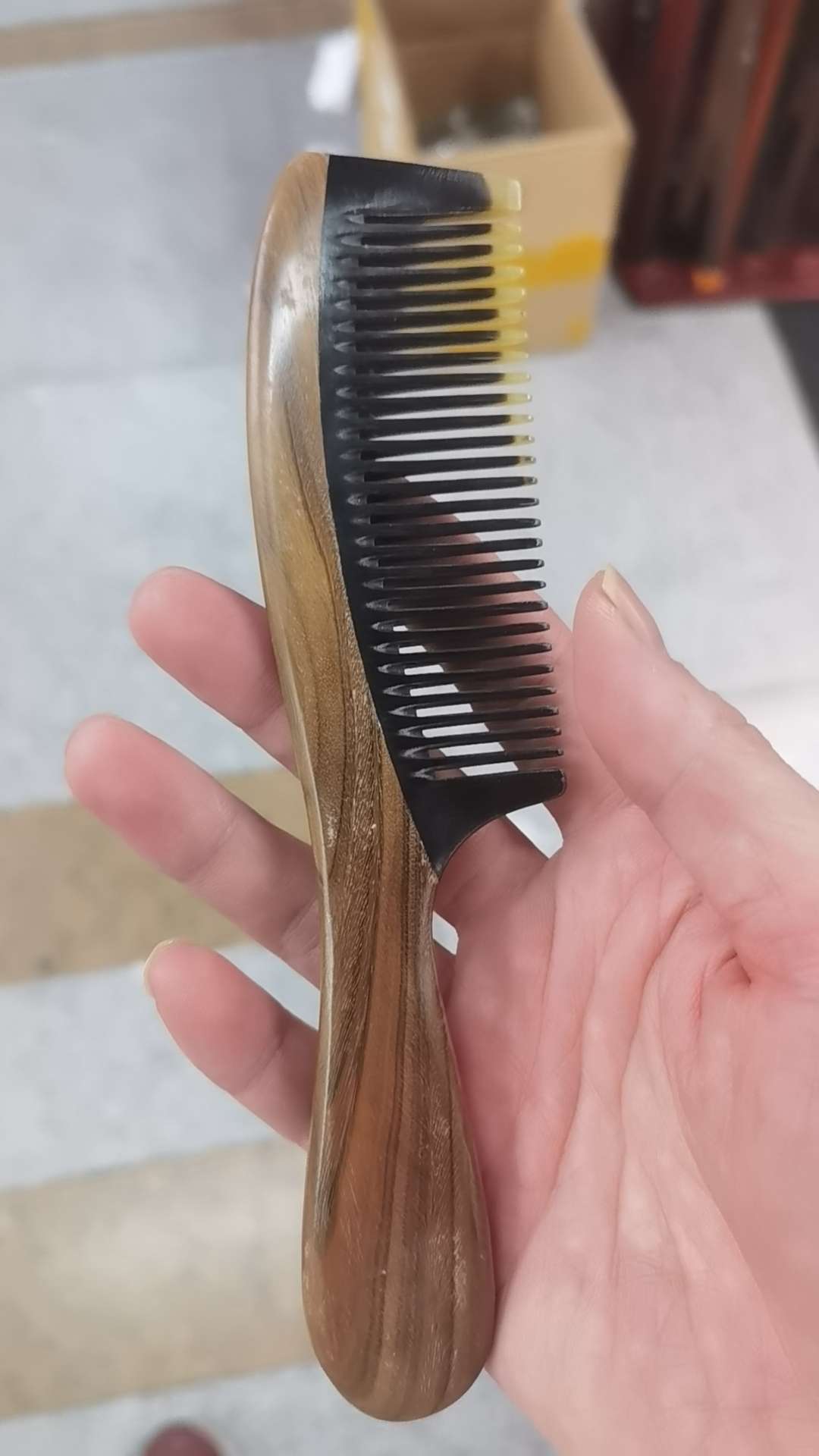 天然绿檀牛角合木梳绿檀月亮梳绿檀把手梳20公分手把梳15公分月型梳正宗黑牛角绿檀拼接梳经典款式景区热卖梳子木梳详情图8