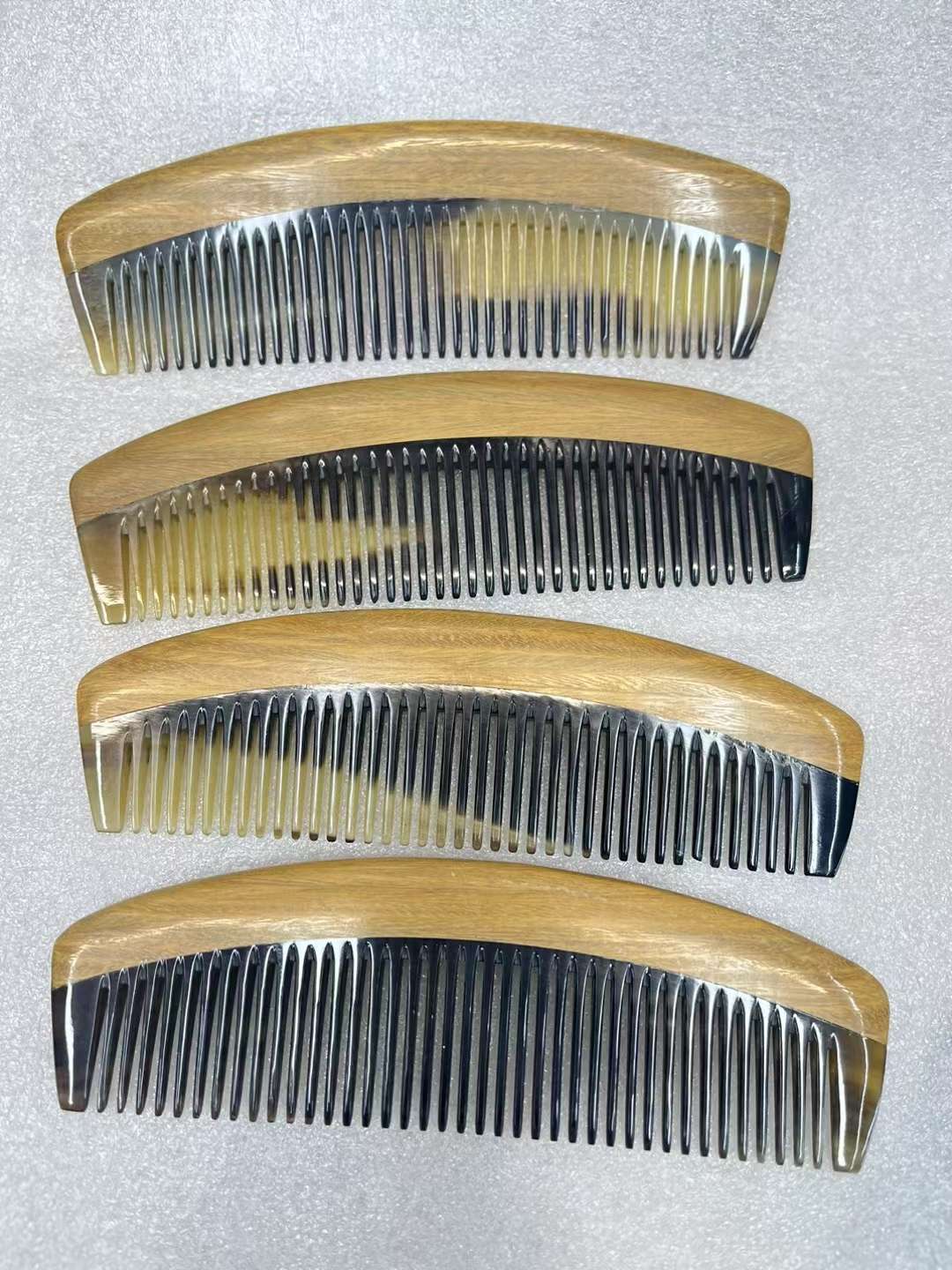 天然绿檀牛角合木梳绿檀月亮梳绿檀把手梳20公分手把梳15公分月型梳正宗黑牛角绿檀拼接梳经典款式景区热卖梳子木梳产品图