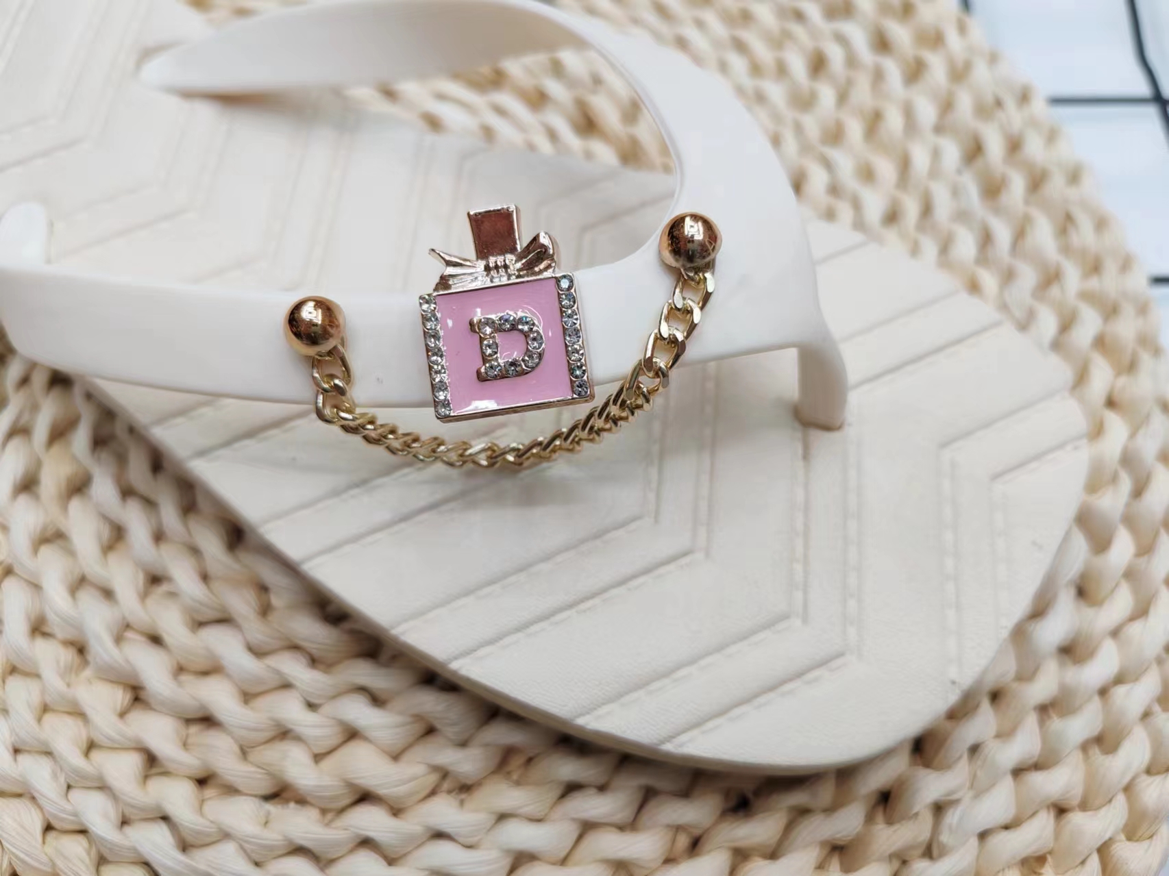 Summer fashion chain wear flip-flops outside details Picture