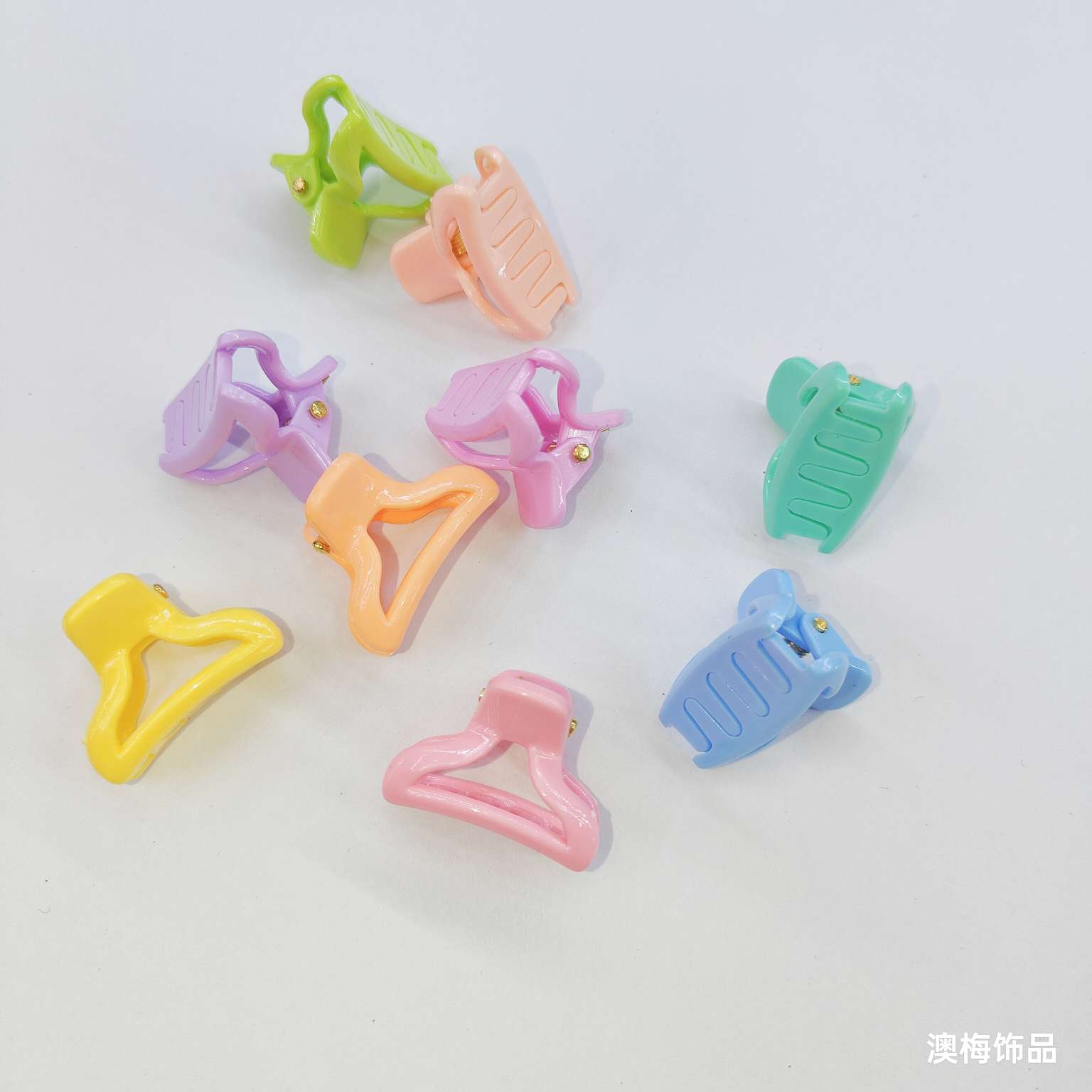 The candy-colored bangs clip on your forehead is a versatile and trendy 2.0cm side clip with a small and exquisite hairpin Item Picture