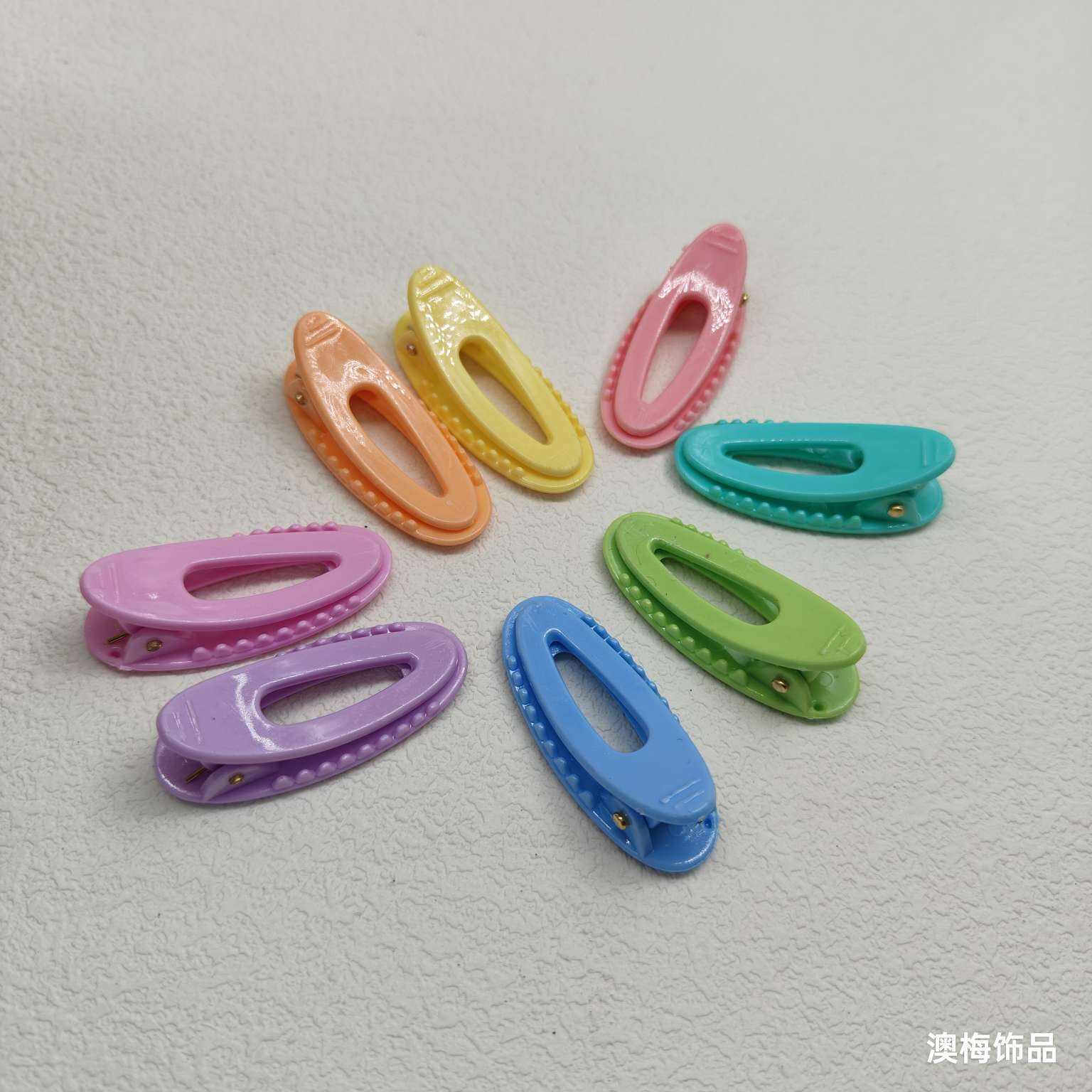 4 cm oval hollow hair clips, solid color broken hair clips, diy resin cream glue hair accessories, candy hair clips, factory direct sales Application Scenario