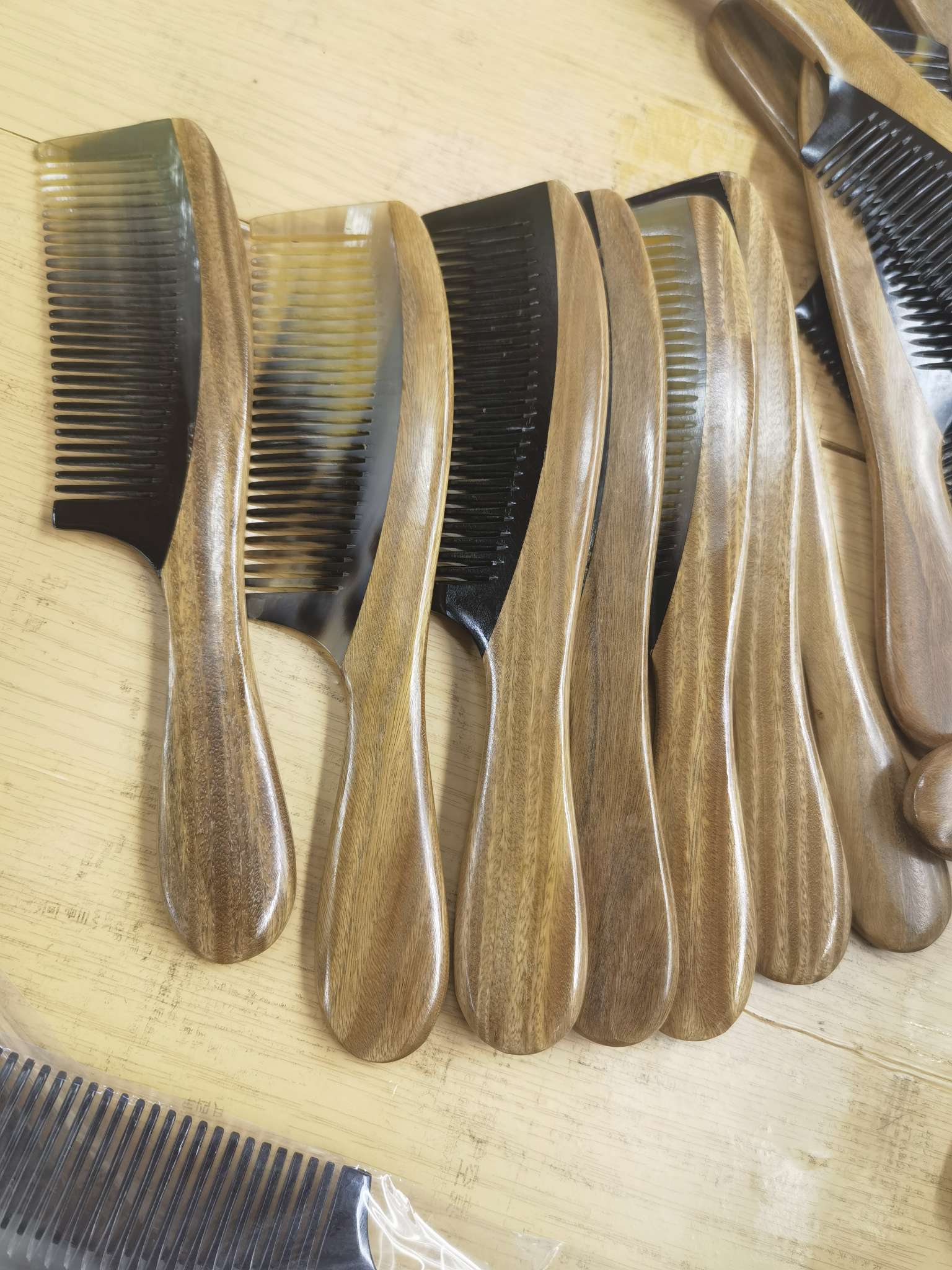 天然绿檀牛角合木梳绿檀月亮梳绿檀把手梳20公分手把梳15公分月型梳正宗黑牛角绿檀拼接梳经典款式景区热卖梳子木梳细节图