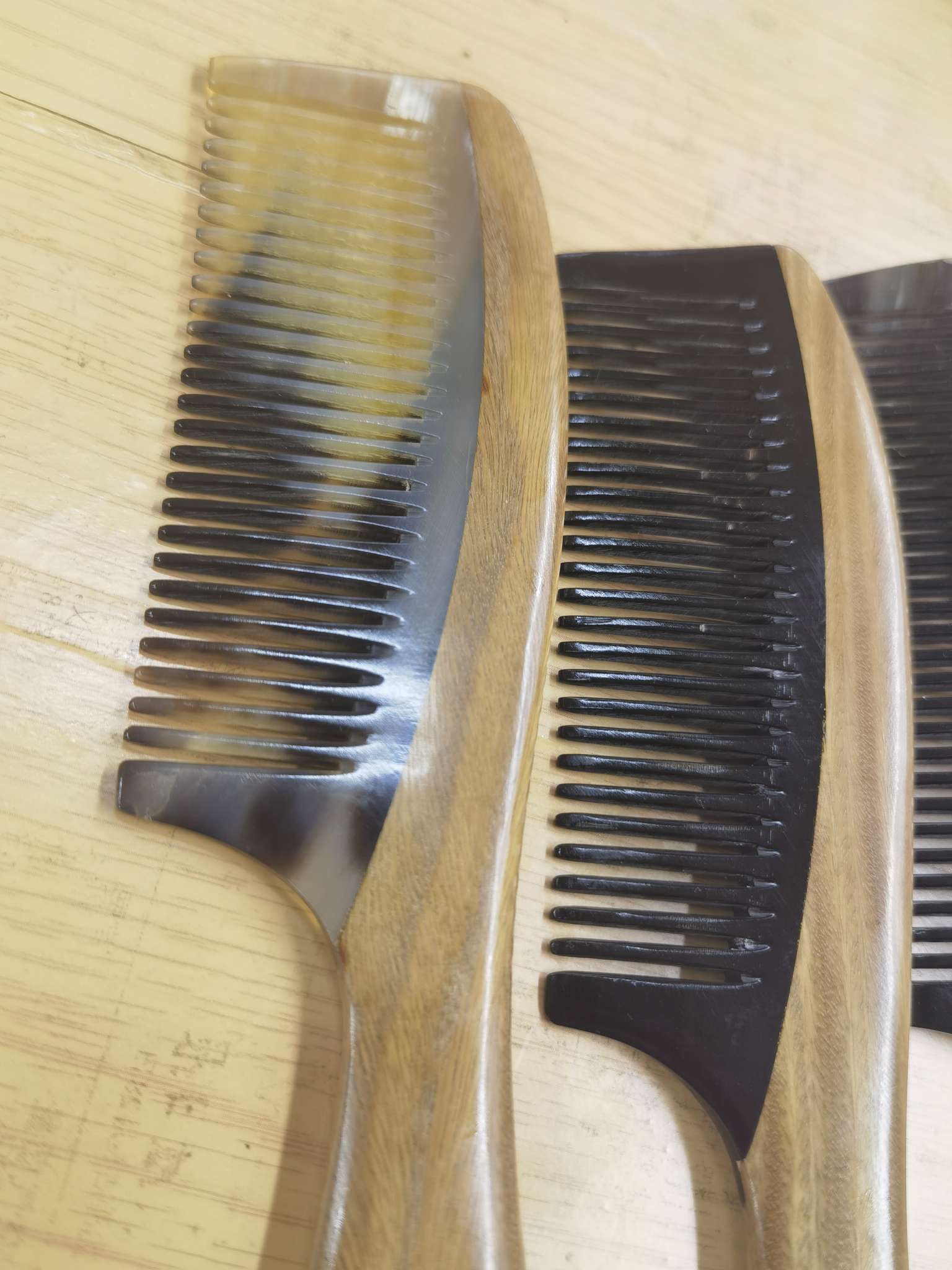 天然绿檀牛角合木梳绿檀月亮梳绿檀把手梳20公分手把梳15公分月型梳正宗黑牛角绿檀拼接梳经典款式景区热卖梳子木梳详情图4