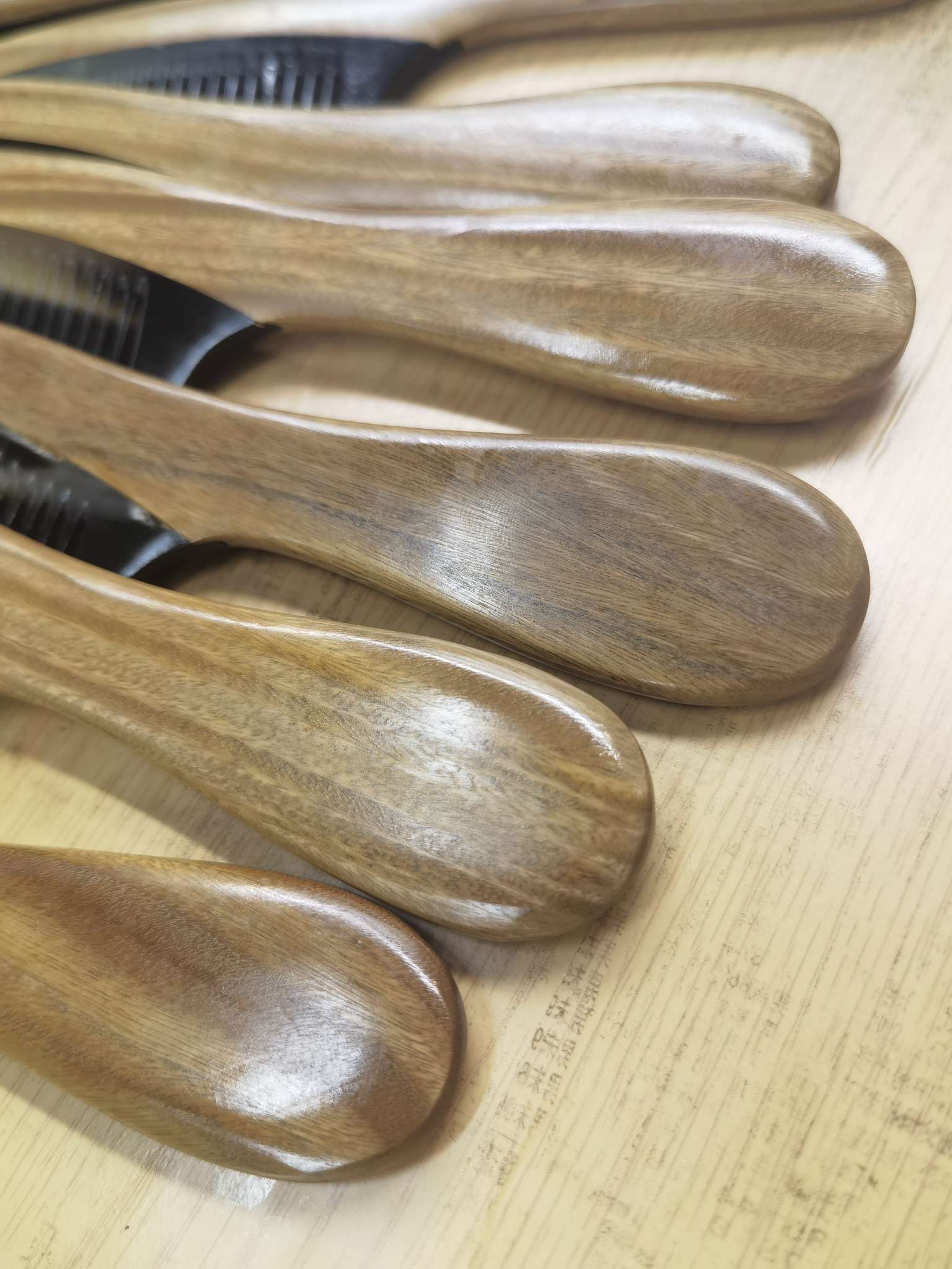 天然绿檀牛角合木梳绿檀月亮梳绿檀把手梳20公分手把梳15公分月型梳正宗黑牛角绿檀拼接梳经典款式景区热卖梳子木梳详情图3