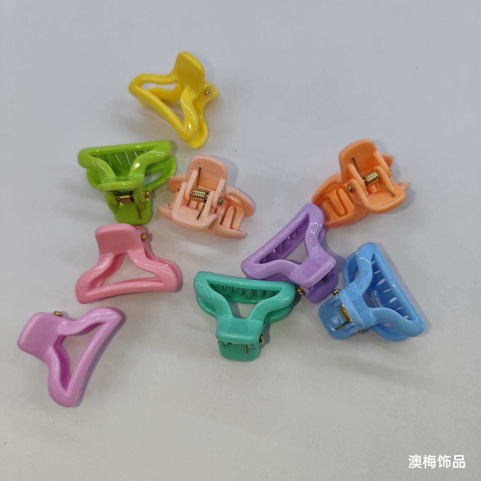 The candy-colored bangs clip on your forehead is a versatile and trendy 2.0cm side clip with a small and exquisite hairpin detail image 3