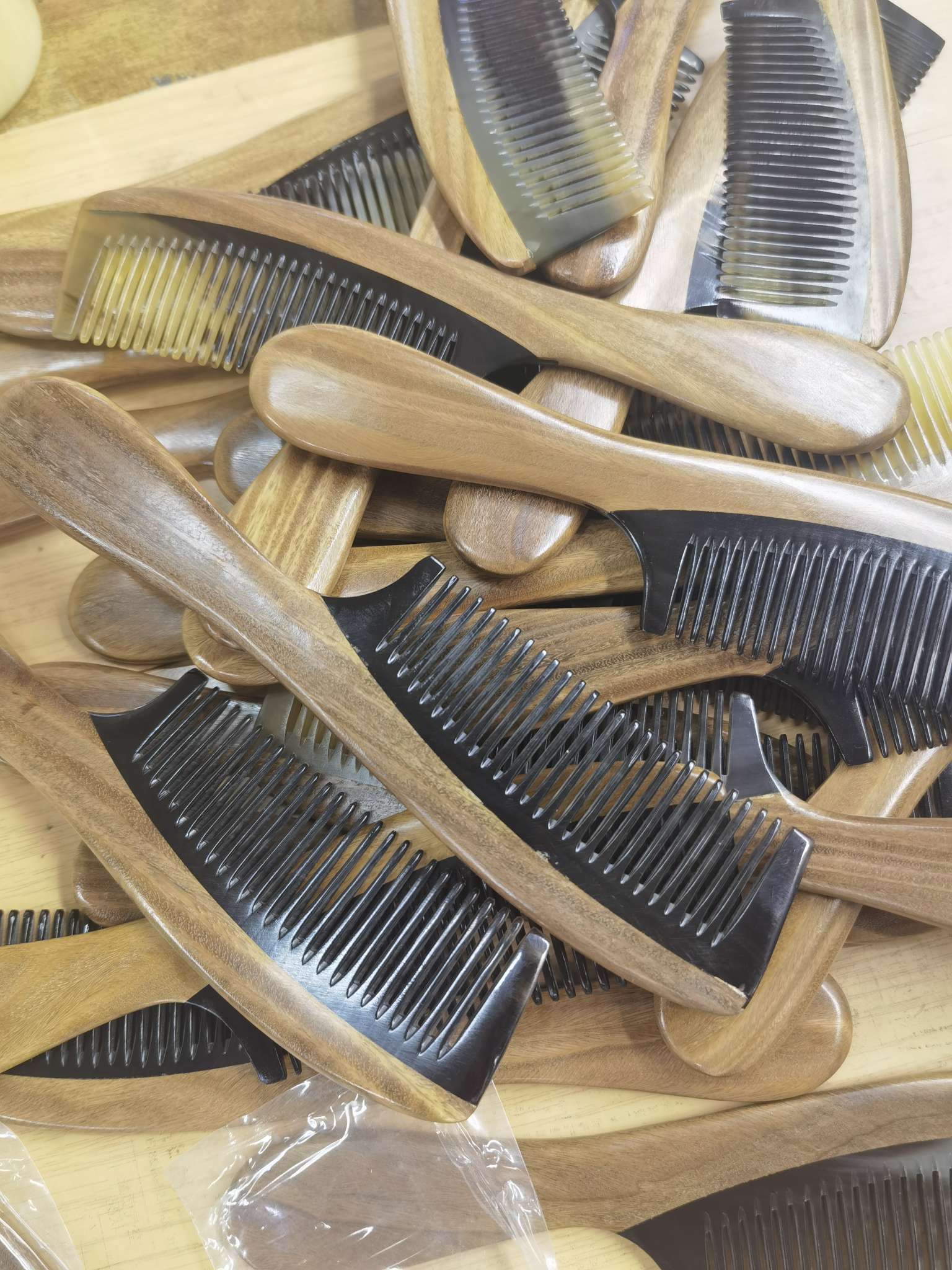 天然绿檀牛角合木梳绿檀月亮梳绿檀把手梳20公分手把梳15公分月型梳正宗黑牛角绿檀拼接梳经典款式景区热卖梳子木梳详情图7