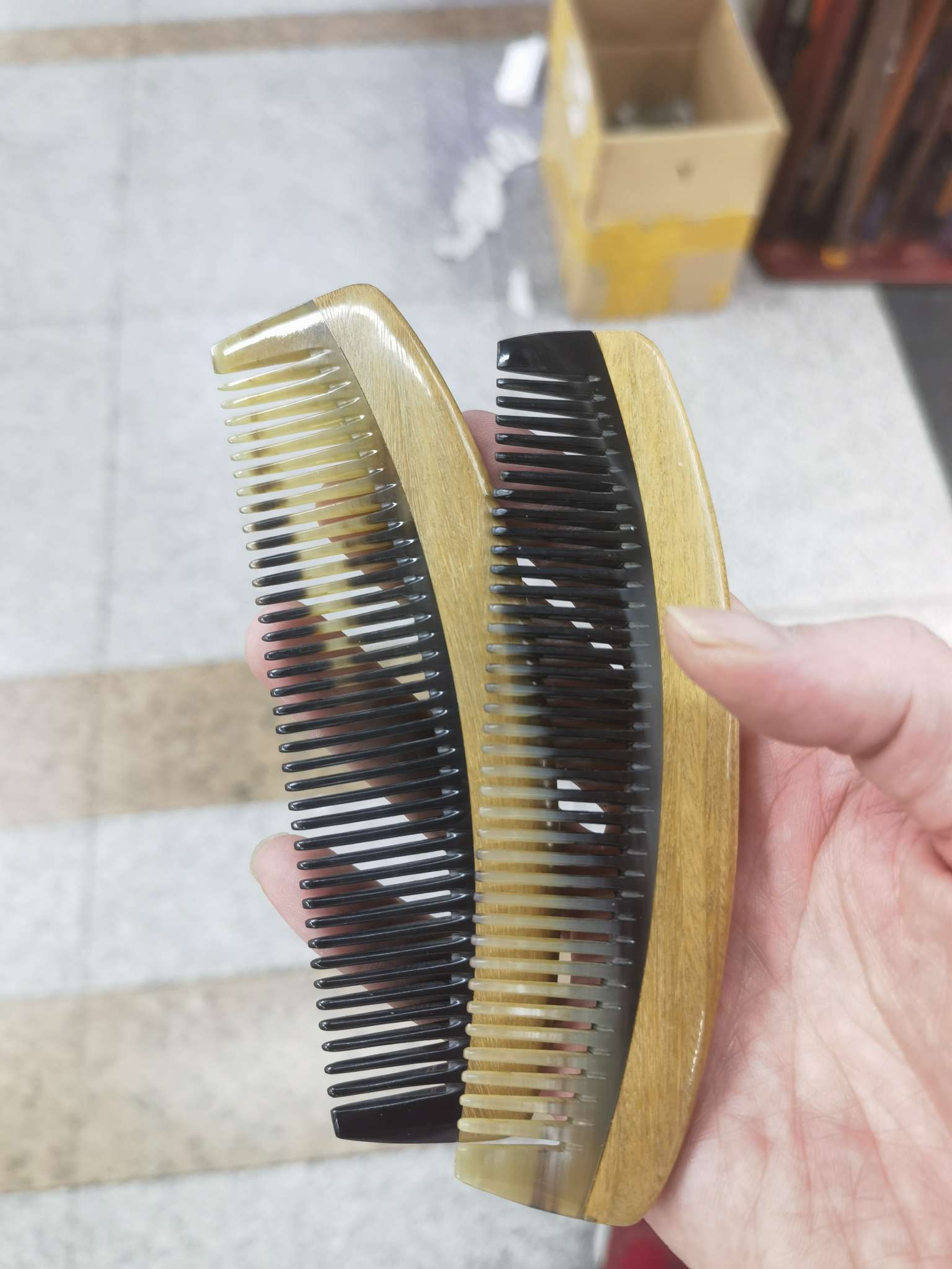 天然绿檀牛角合木梳绿檀月亮梳绿檀把手梳20公分手把梳15公分月型梳正宗黑牛角绿檀拼接梳经典款式景区热卖梳子木梳详情图9