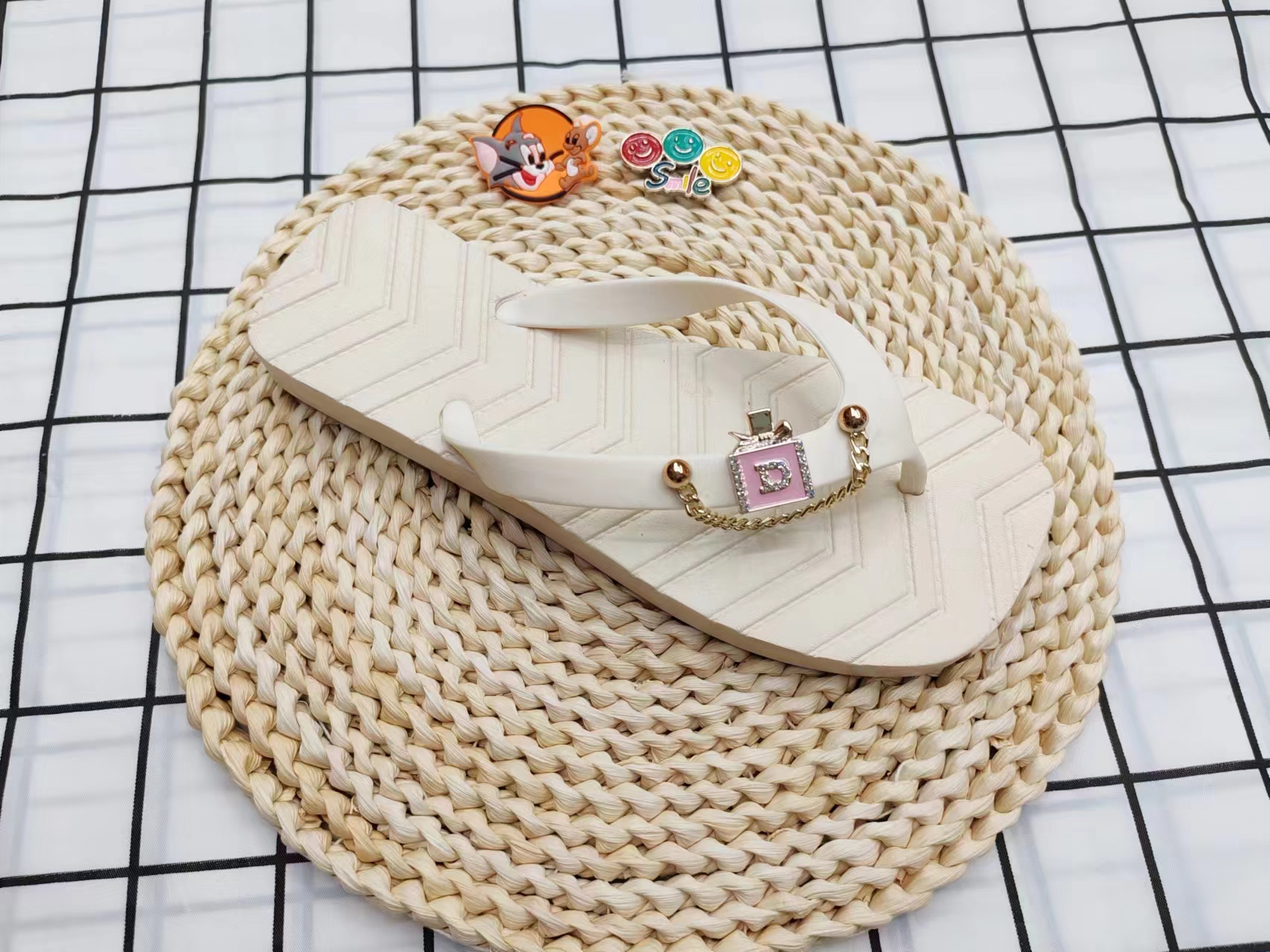 Summer fashion chain wear flip-flops outside Specification image