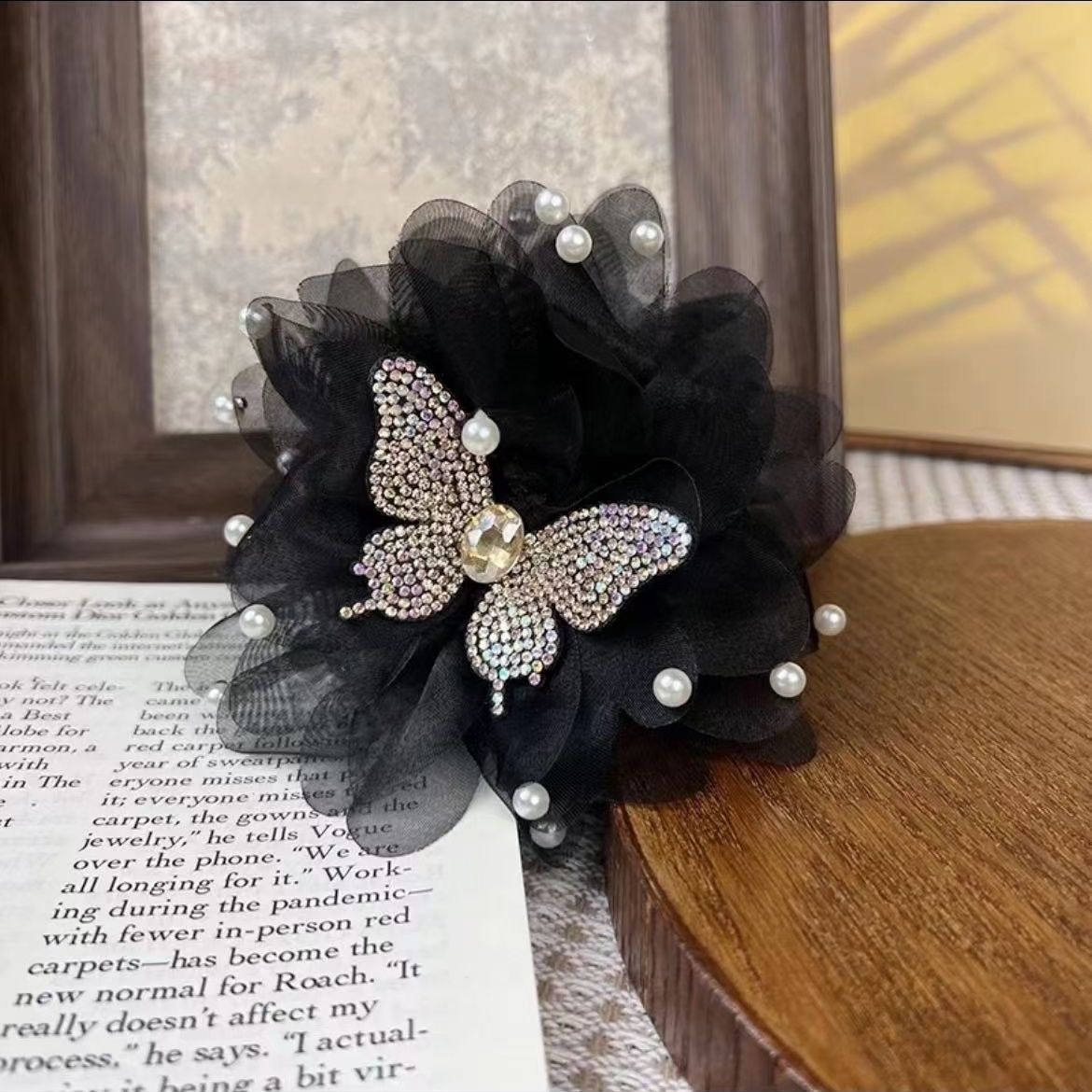 High-end hand-inlaid beaded butterfly shark clip, fashionable black versatile hair accessory, elegant heavy industry light luxury accessory gripper detail image 5