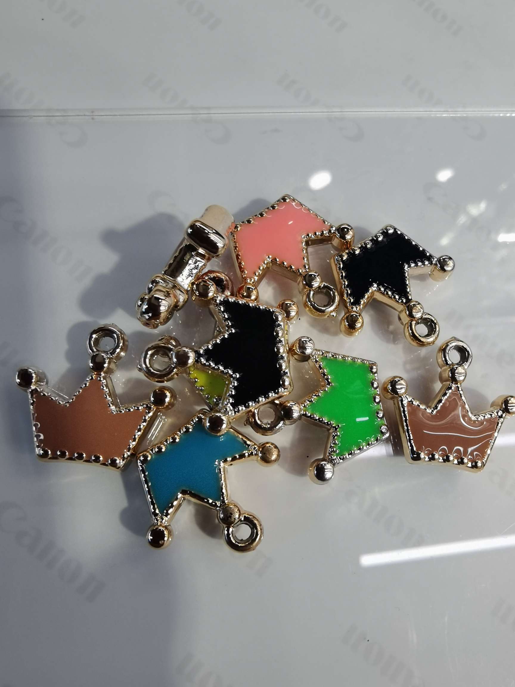 Wholesale of diy plastic jewelry materials, double-sided oil-dripping crown pendants, bracelets, clothing accessories, 500 pieces per package detail image 4
