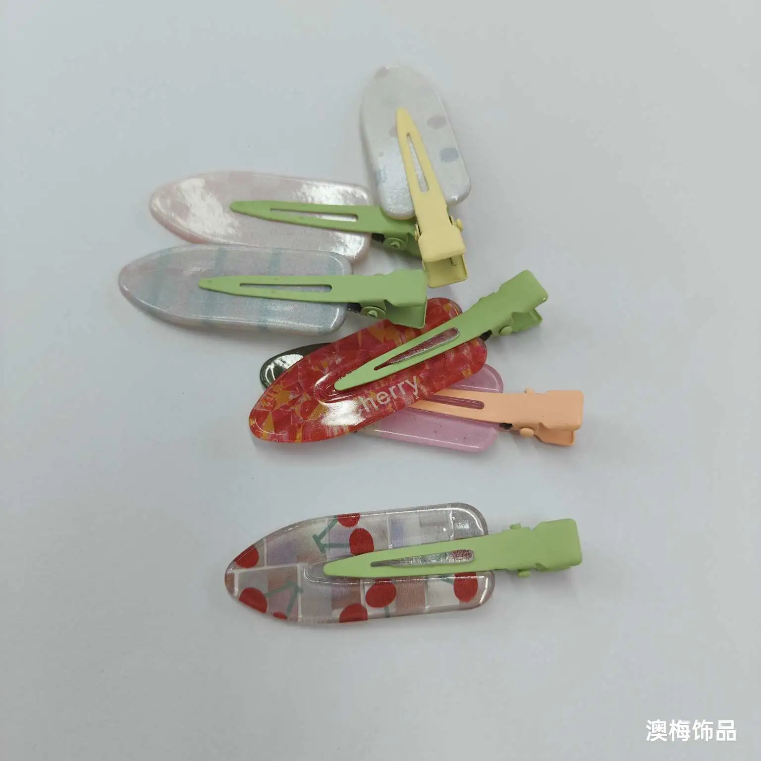 Summer fresh and clean invisible hair clips made of acrylic material, with colorful transparent fruit hair clips. The side clips are exquisite and cute, with a girlish heart detail image 1