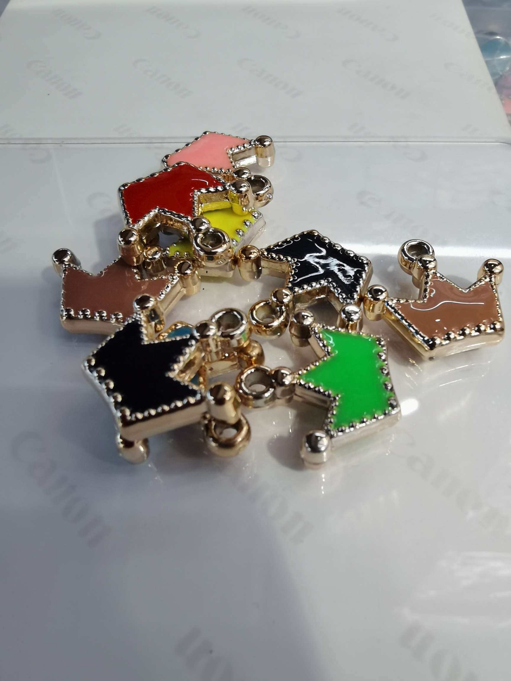 Wholesale of diy plastic jewelry materials, double-sided oil-dripping crown pendants, bracelets, clothing accessories, 500 pieces per package details Picture