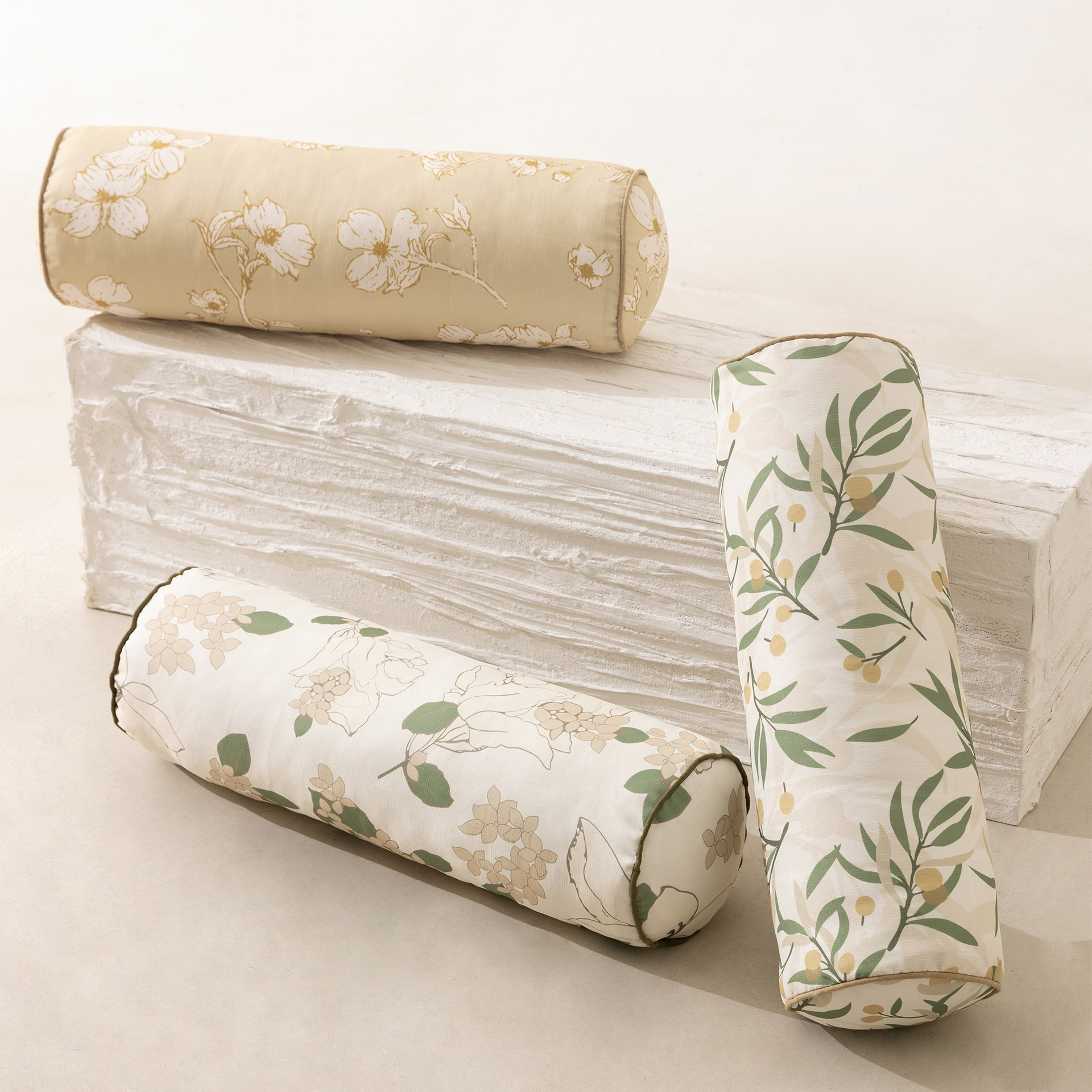 تحتضن الوسائد الجديدة أريكة ذات وسادة رفيعة ذات وسادة صغيرة ومطردة Specification image