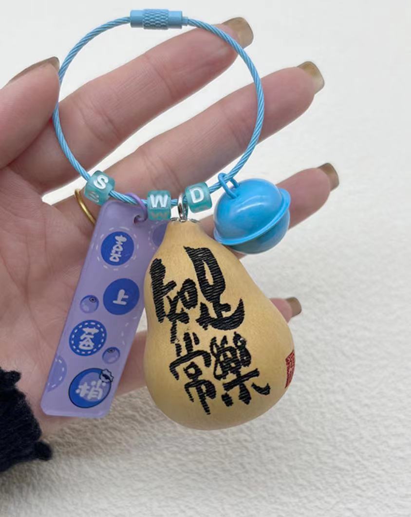 Natural gourd handicrafts, engraved with characters, can be made into door handle pendants, car hangers, keychains, contentment brings happiness, attracting wealth and ensuring safety Item Picture