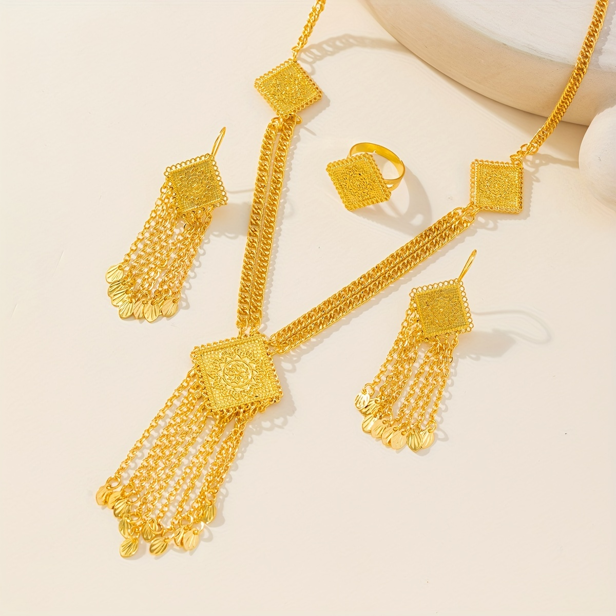 戒指耳环项链3件套 黄金精致饰品 珠宝饰品独特设计 时尚潮流女士