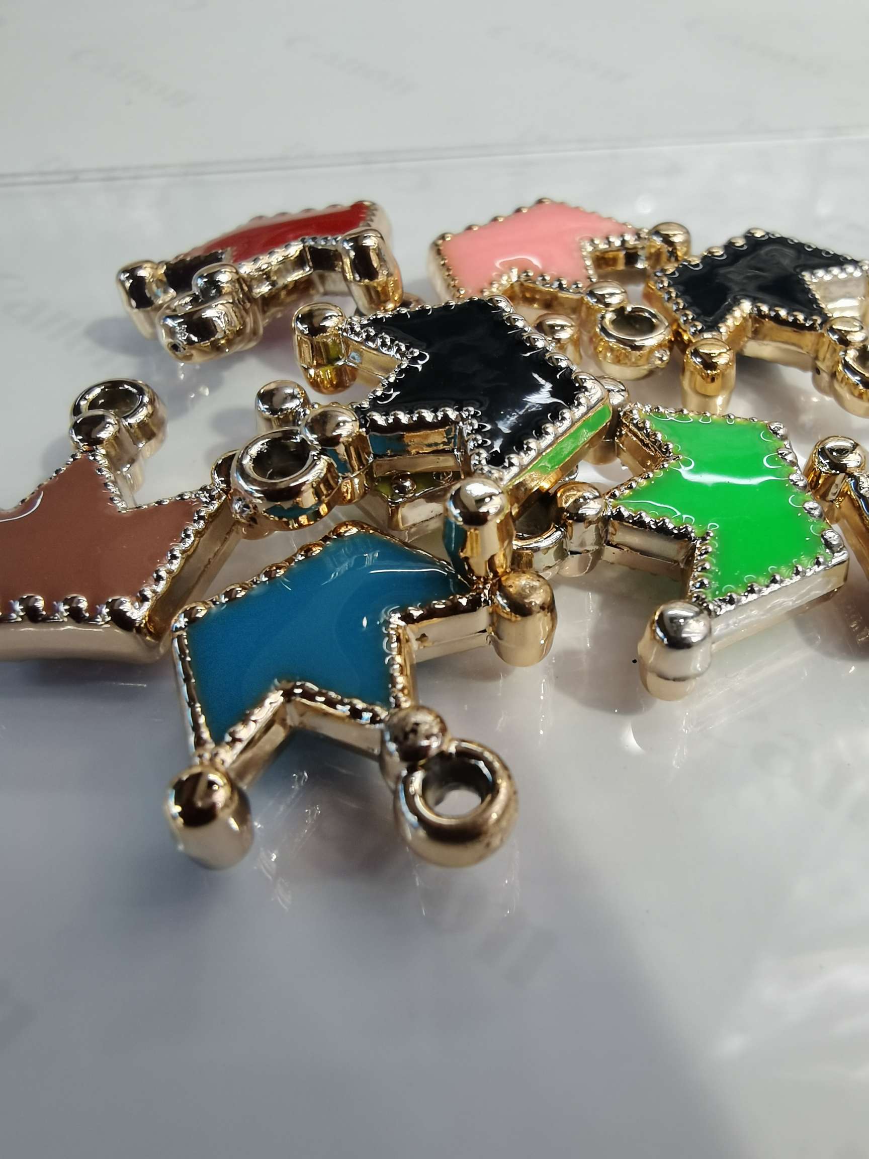 Wholesale of diy plastic jewelry materials, double-sided oil-dripping crown pendants, bracelets, clothing accessories, 500 pieces per package detail image 5