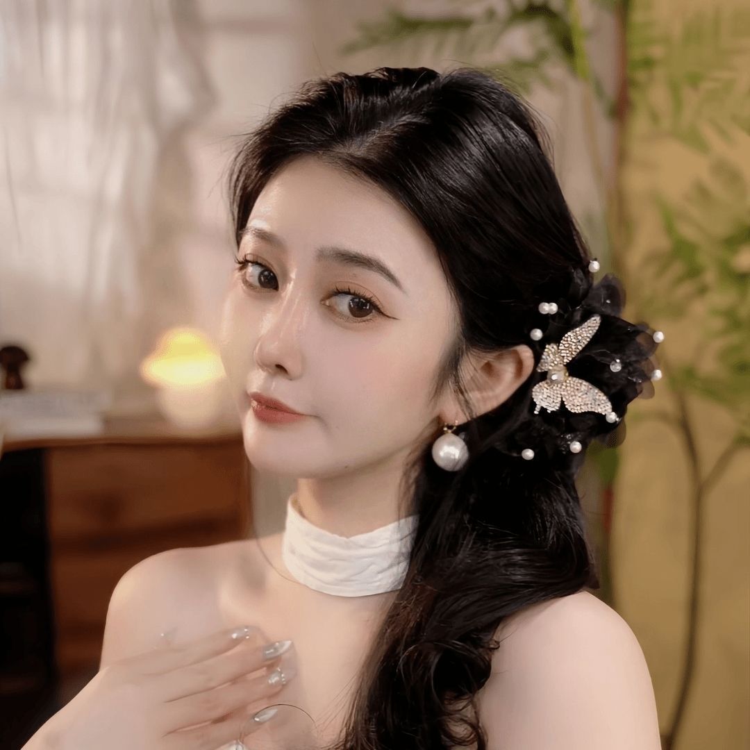 High-end hand-inlaid beaded butterfly shark clip, fashionable black versatile hair accessory, elegant heavy industry light luxury accessory gripper detail image 2