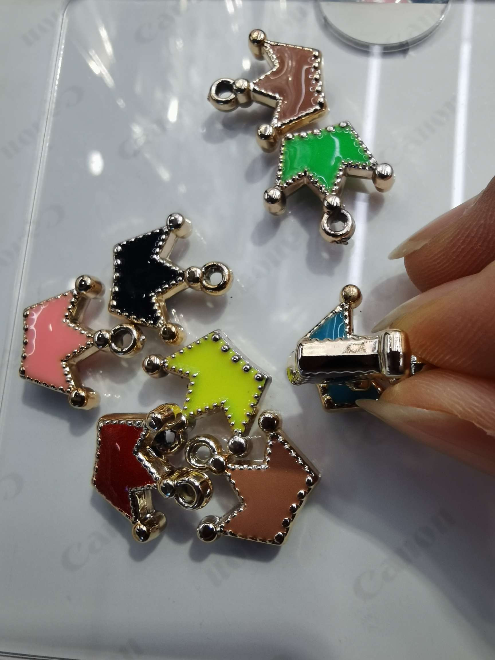 Wholesale of diy plastic jewelry materials, double-sided oil-dripping crown pendants, bracelets, clothing accessories, 500 pieces per package detail image 3