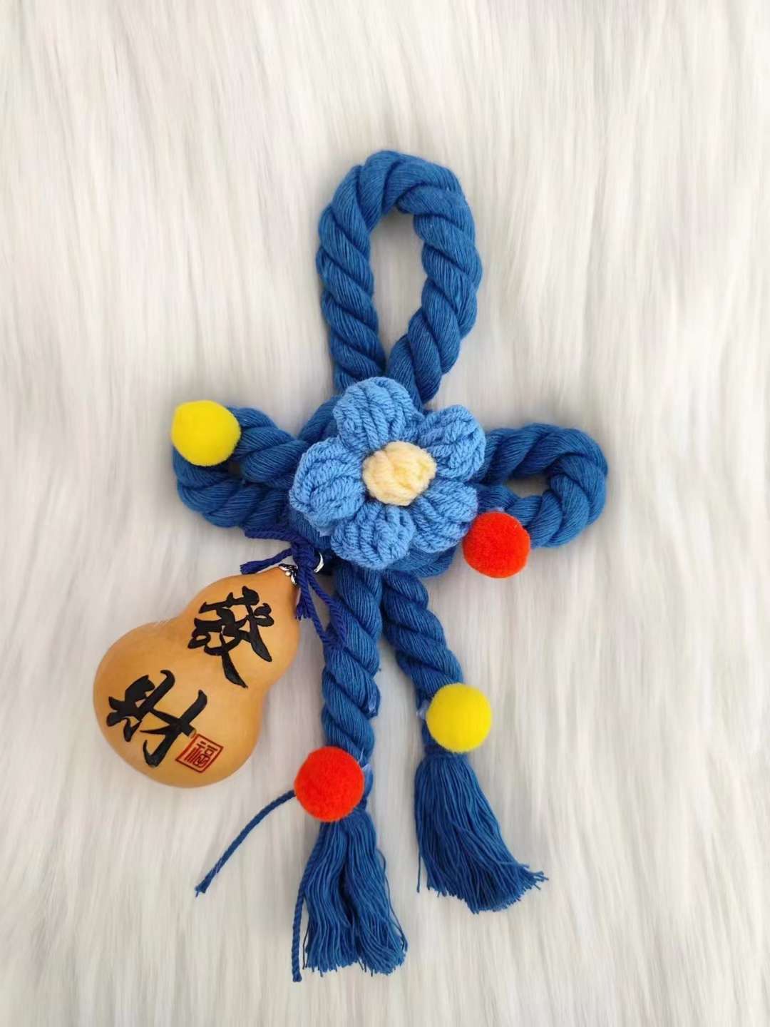 Natural gourd handicrafts, engraved with characters, can be made into door handle pendants, car hangers, keychains, contentment brings happiness, attracting wealth and ensuring safety Specification image