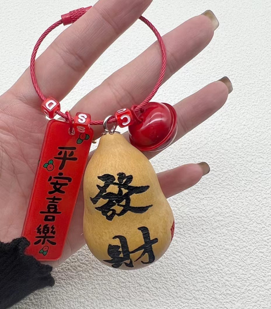 Natural gourd handicrafts, engraved with characters, can be made into door handle pendants, car hangers, keychains, contentment brings happiness, attracting wealth and ensuring safety Application Scenario