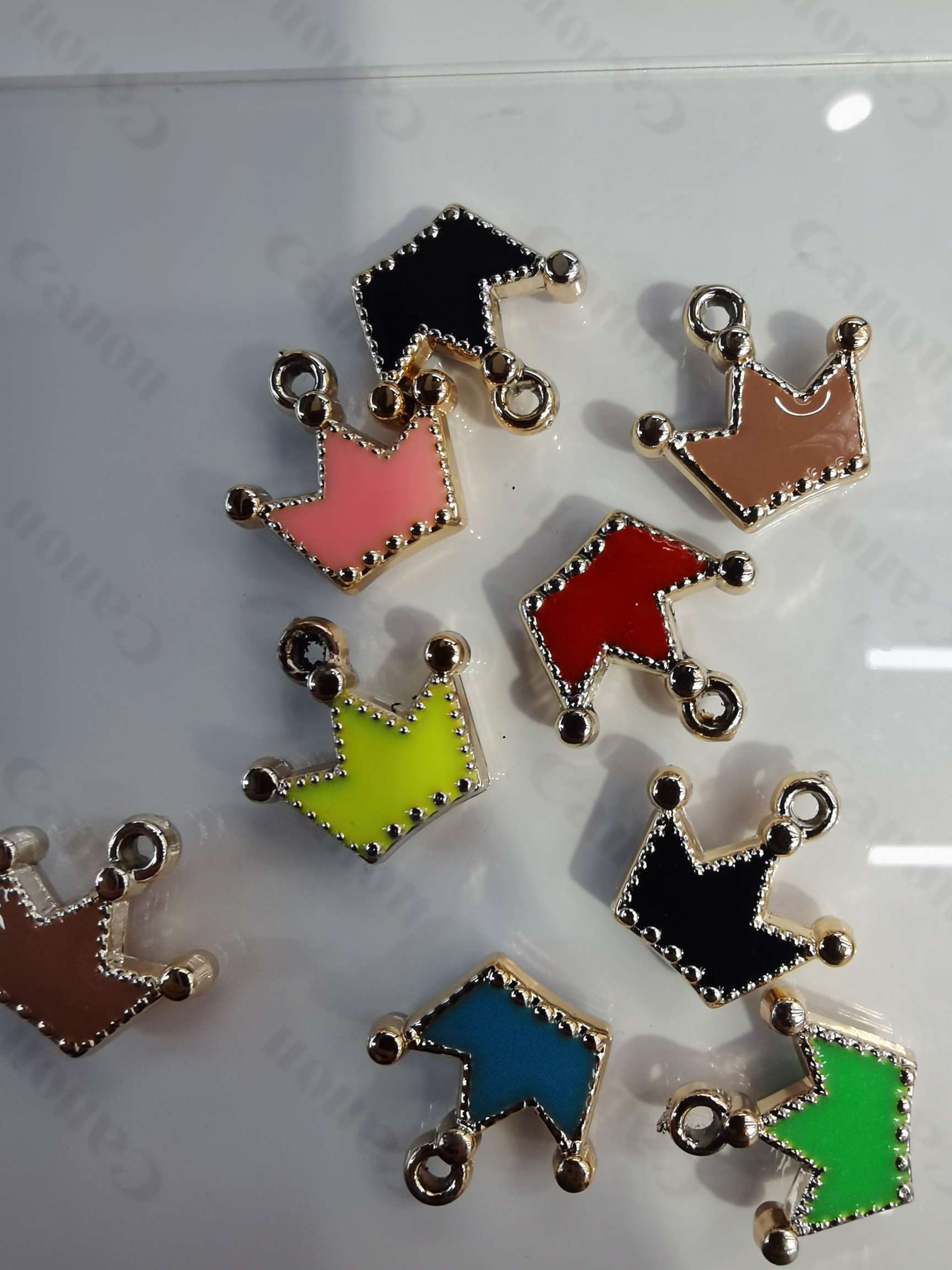 Wholesale of diy plastic jewelry materials, double-sided oil-dripping crown pendants, bracelets, clothing accessories, 500 pieces per package
