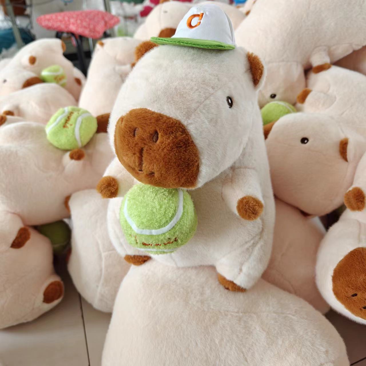 夏日新款/樱花卡皮巴拉/水豚公仔/毛绒玩具/棒球背包/粉色运动风/水豚玩偶细节图