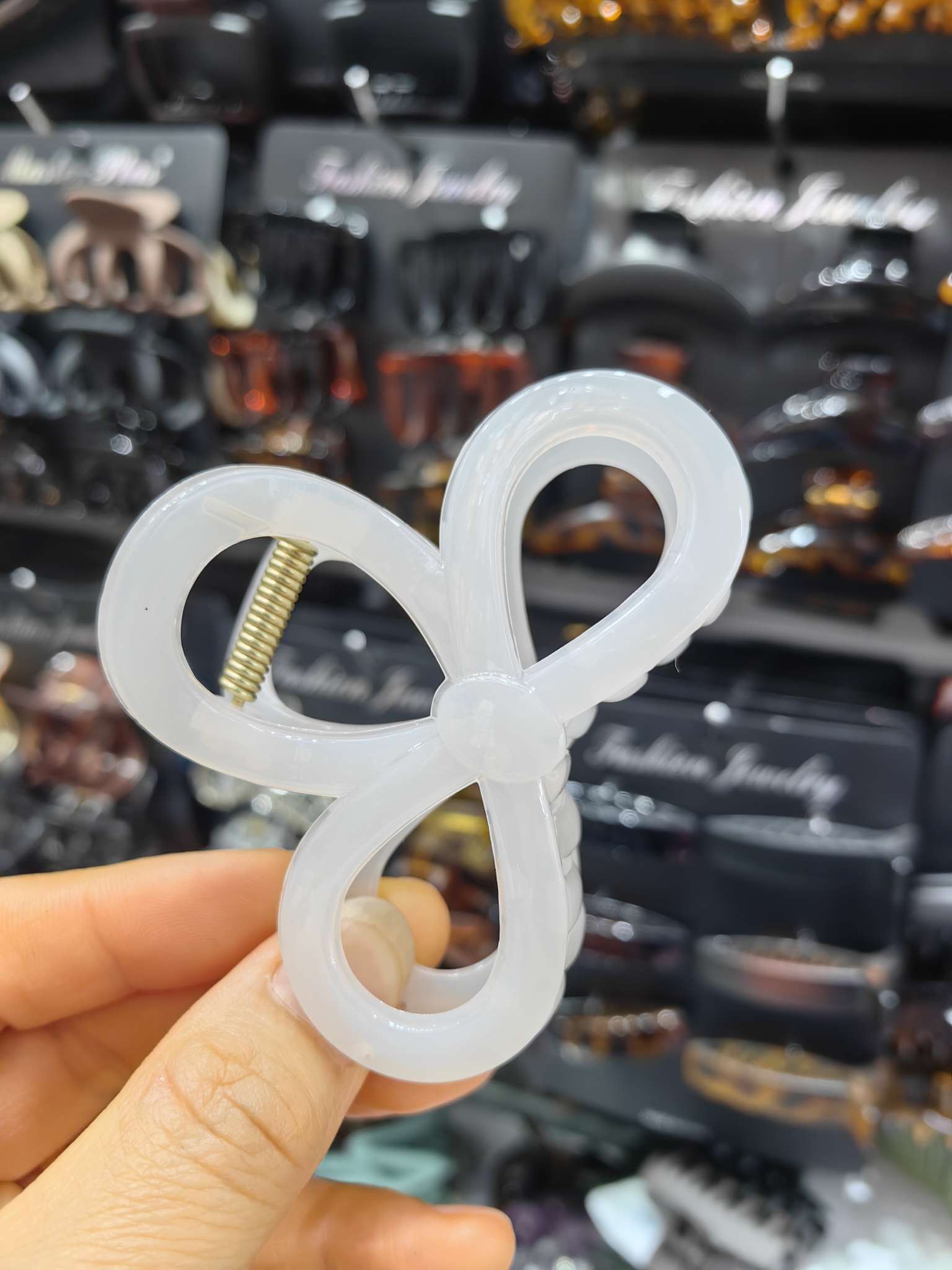 The latest fashion trend 8-shaped bow large claw clip, bright claw clip, updo and elegant claw clip head accessory