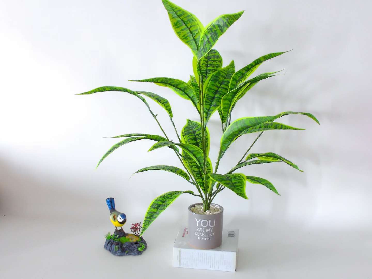 Simulation Of Two Lilian Straight Basin Bonsai Home Wedding Decoration Office Desktop Potted Plant Wholesale Application Scenario