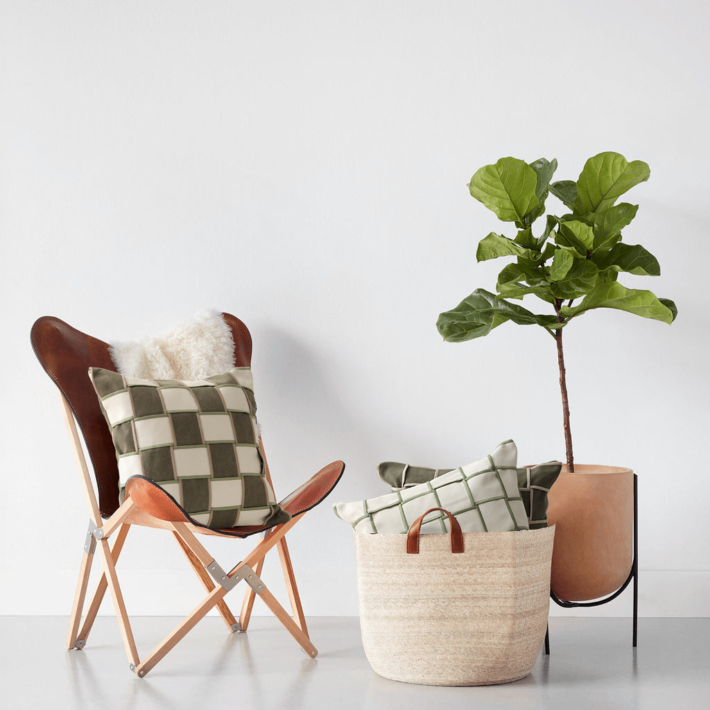 In the afternoon, there are simple grid handcrafted pillowcases, canvas close-knit cross-woven sofa cushions, and bedside cushions Application Scenario
