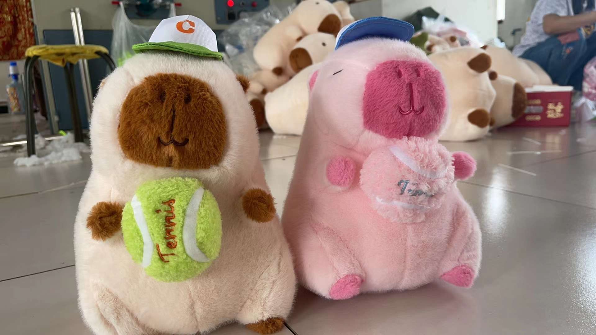 夏日新款樱花卡皮巴拉水豚公仔毛绒玩具 棒球背包款式 粉色运动风格水豚公仔玩偶