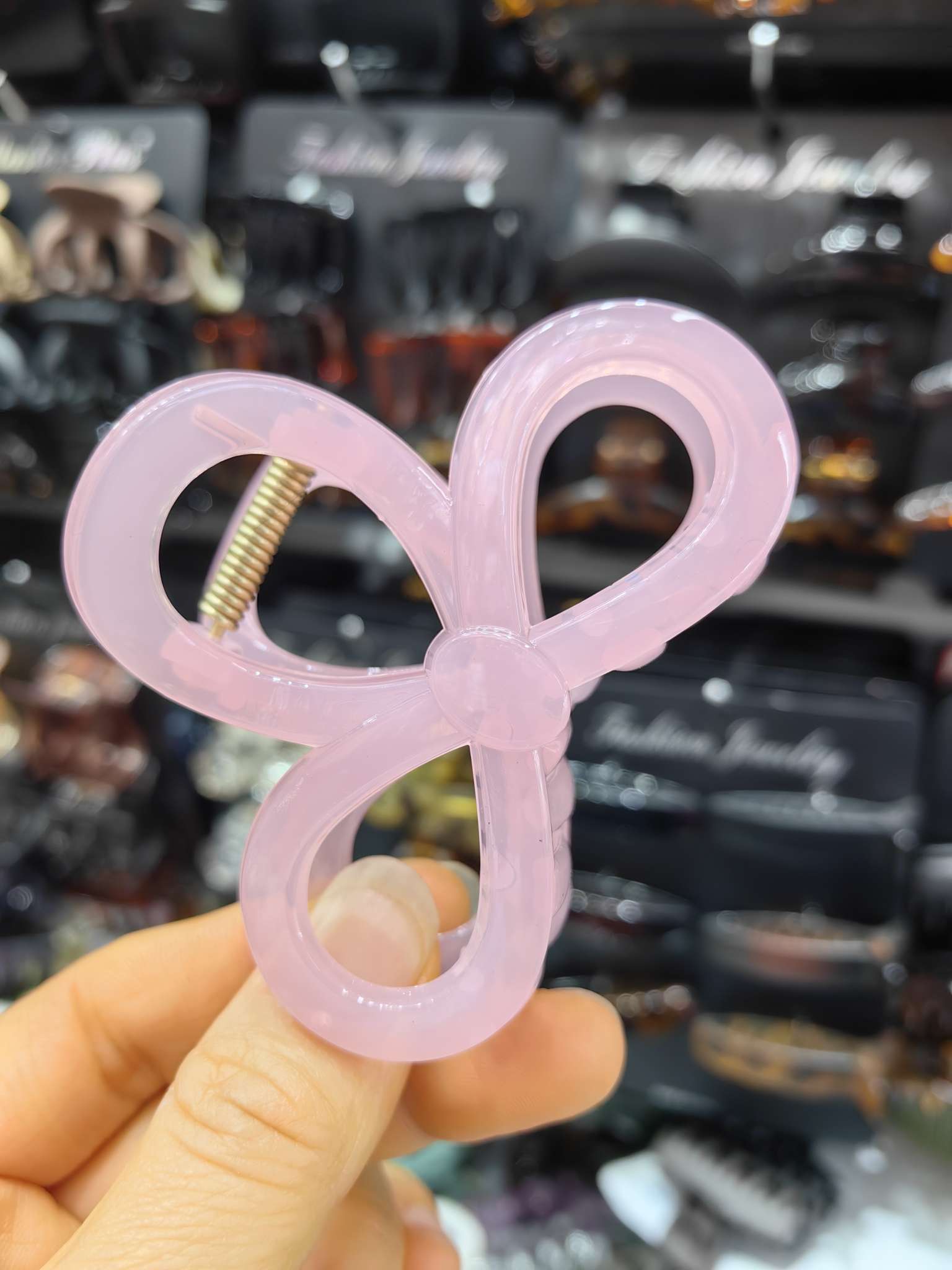 The latest fashion trend 8-shaped bow large claw clip, bright claw clip, updo and elegant claw clip head accessory details Picture