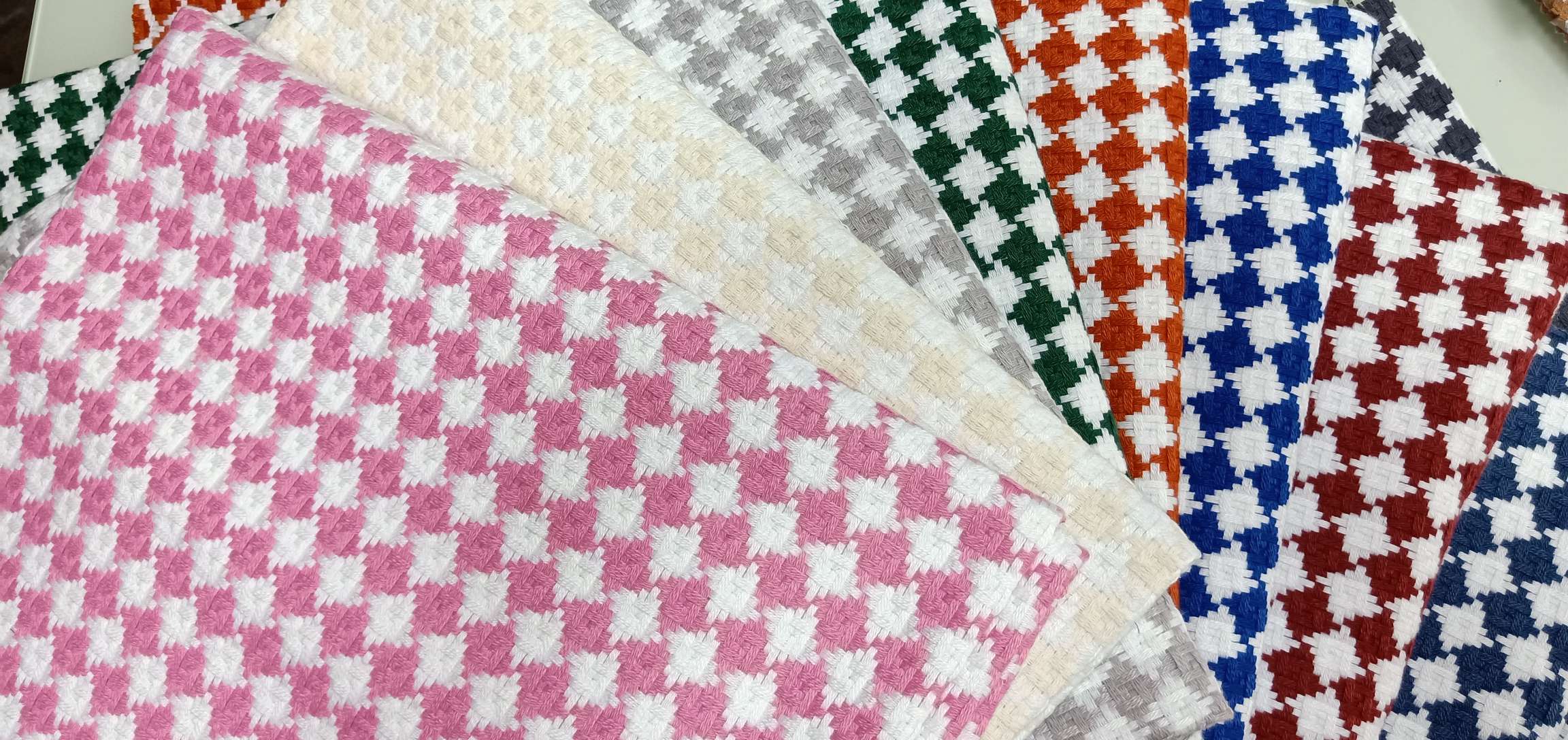 This small chanel-style linen fabric is specially designed for leather and dyed jacquard fabric. It is made of high-quality waffle polyester tape, which is fashionable, durable, lightweight and comfortable to the touch detail image 13